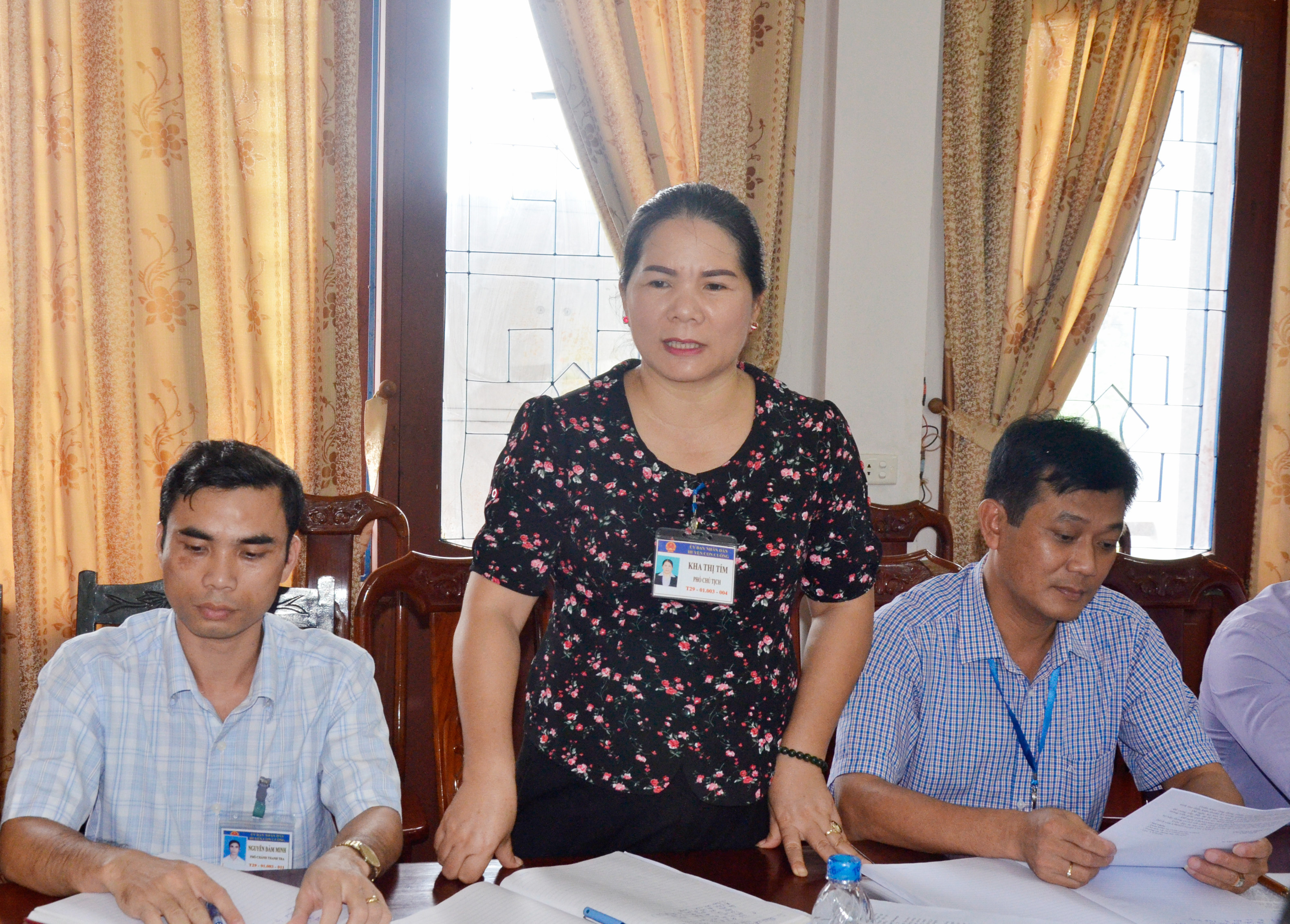 Phó Chủ tịch UBND huyện Con Cuông Kha Thị Tím phát biểu tại cuộc làm việc. Ảnh Thanh Lê