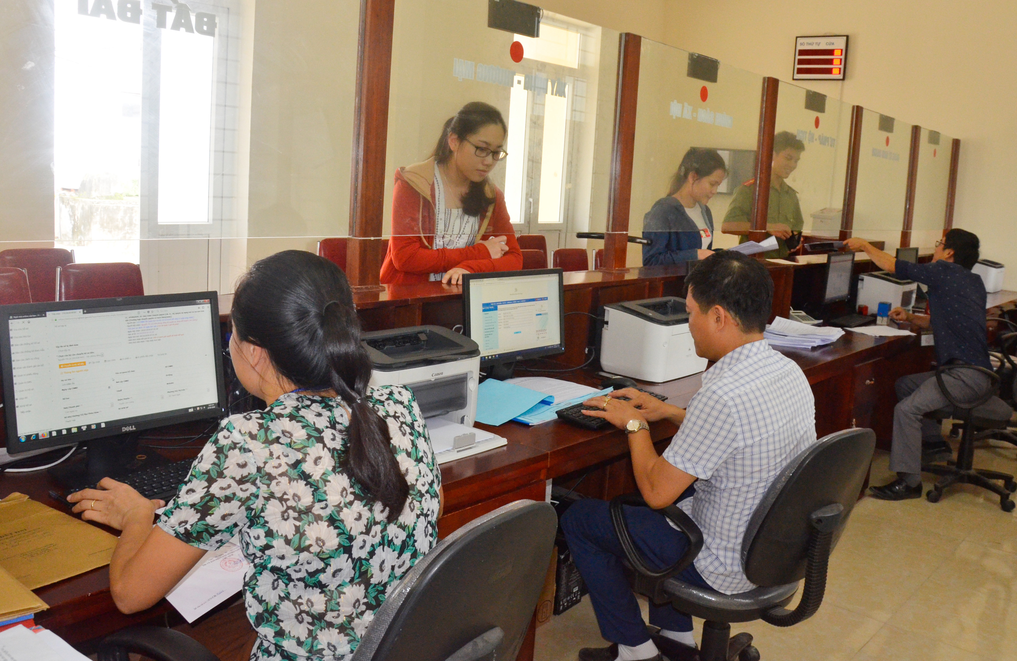 Giải quyết thủ tục hành chính tại Bộ phận một cửa huyện Con Cuông. Ảnh Thanh Lê