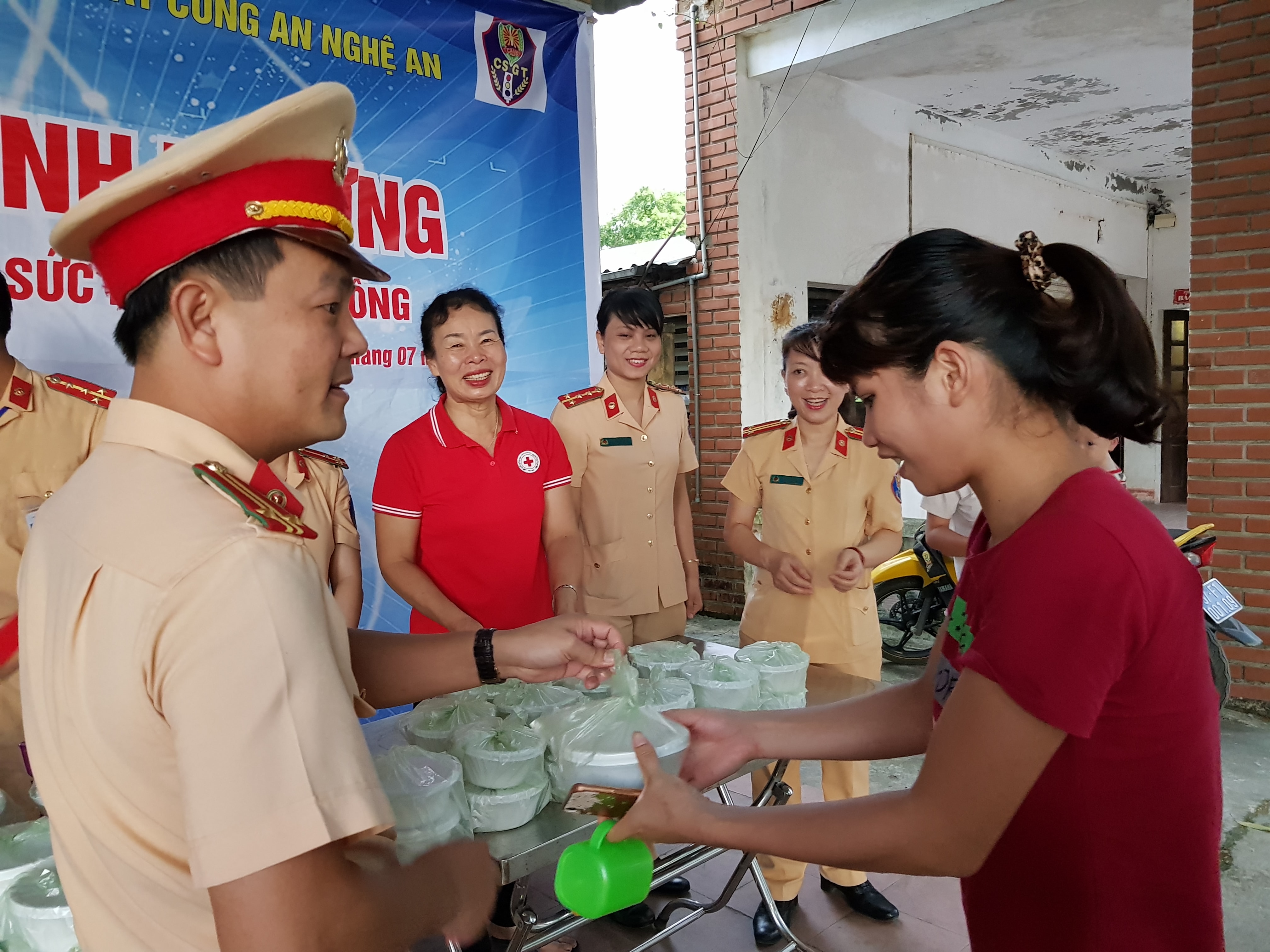 100 bát cháo tình thương cũng được các chiến sỹ Công an trao cho bệnh nhân nghèo tại Bệnh viện Đa khoa Diễn Châu