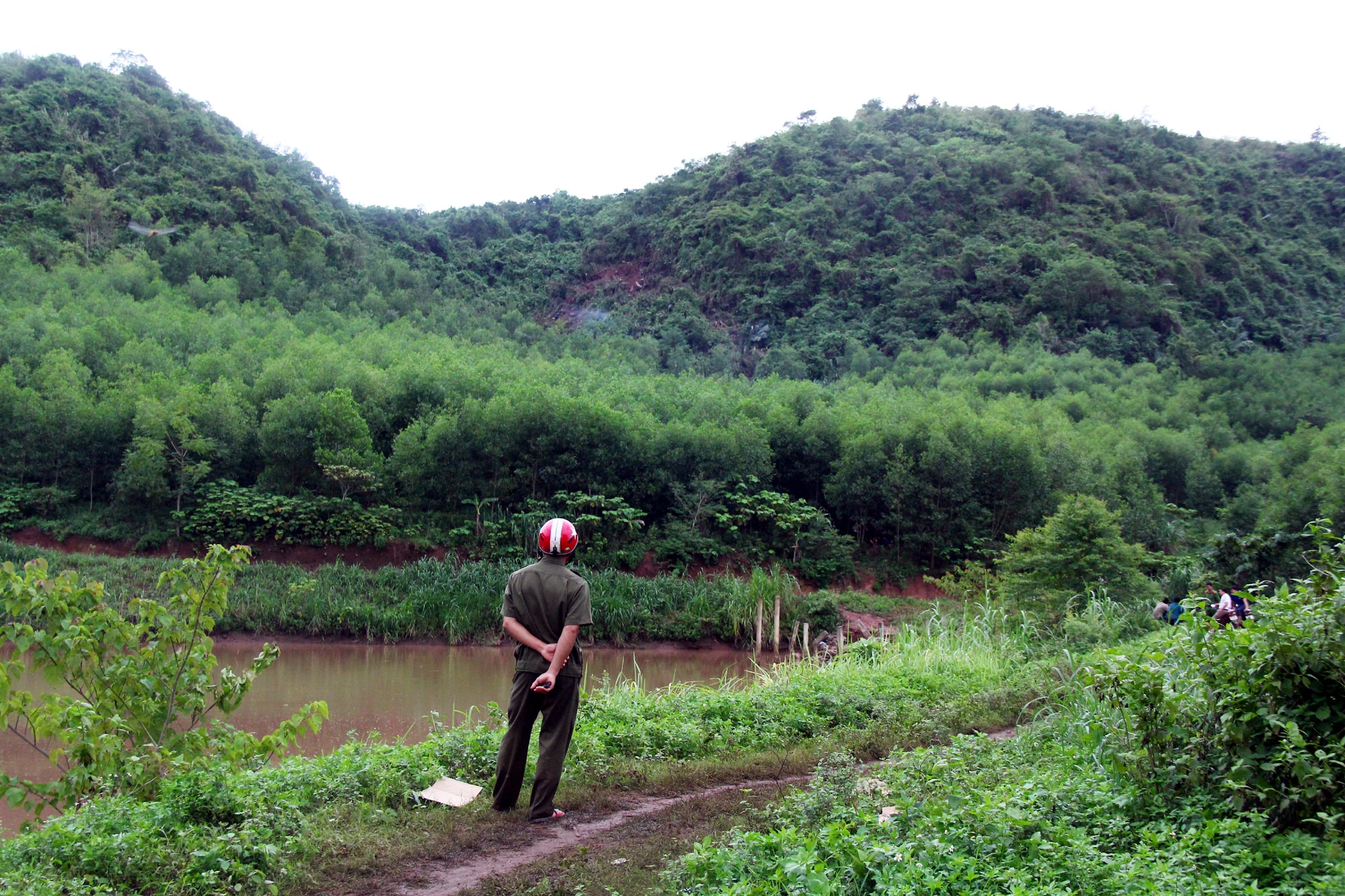 An ninh được siết chặt, lực lượng chức năng đứng chốt cách hiện trường hơn 500 mét để ngăn cản người dân hiếu kỳ. Ảnh: Tiến Hùng