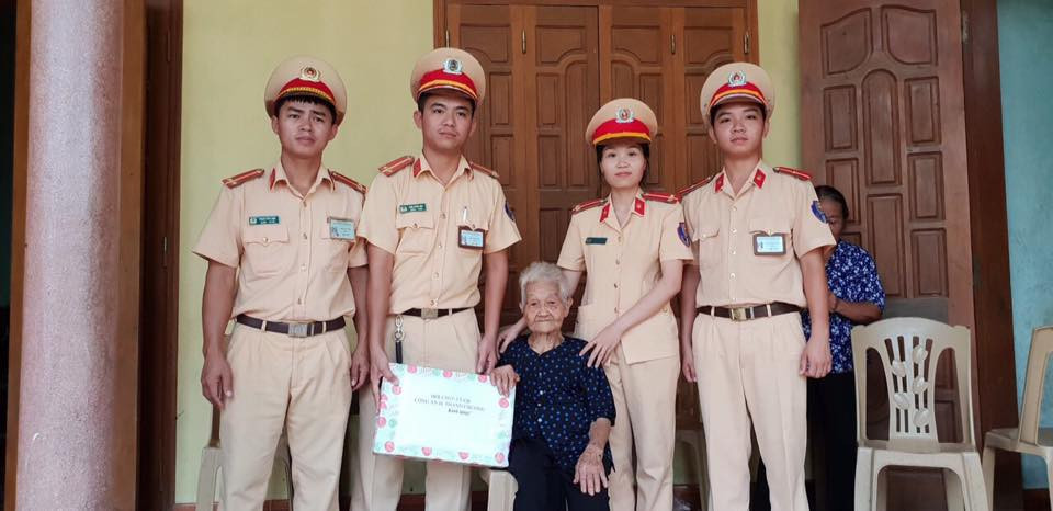 Các ĐVTN thuộc Đội CSTG - Công an huyện tặng quà gia đình chính sách. Ảnh: Quỳnh Trang