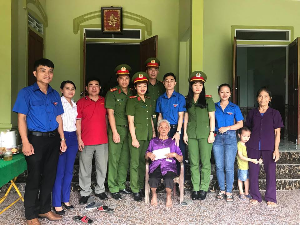 Chi đoàn Trại giam số 6 tặng quà cho Mẹ Việt Nam anh hùng. Ảnh: Quỳnh Trang