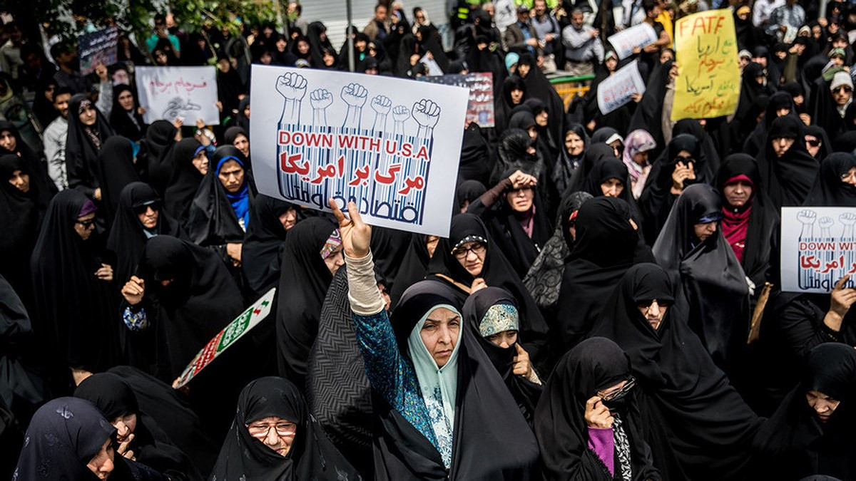 Phụ nữ Iran biểu tình phản đối Trump rút khỏi thỏa thuận hạt nhân lịch sử tại Tehran hôm 11-5. Ảnh Reuters