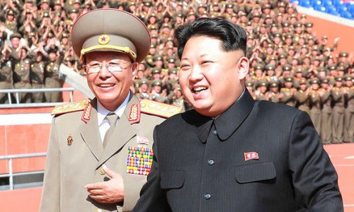Ông Ri Yong-gil, trái, và lãnh đạo Triều Tiên Kim Jong-un. Ảnh: AFP.