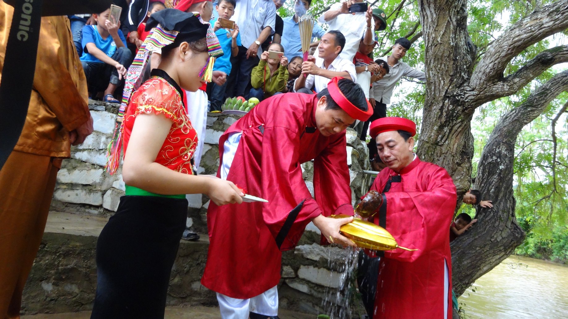 Nghi thức gội đầu cho nàng tóc thơm. Ảnh: Thu Hường