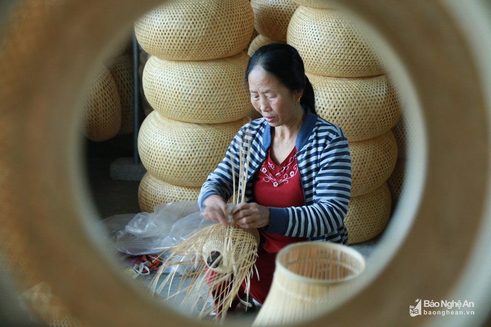 Sản xuất ở làng nghề mây tre đan ở Nghi Phong, Nghi Lộc. Ảnh: Tư liệu