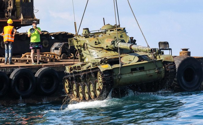 Xe tăng cũ được thả xuống biển để tạo môi trường sống cho sinh vật biển /// AFP