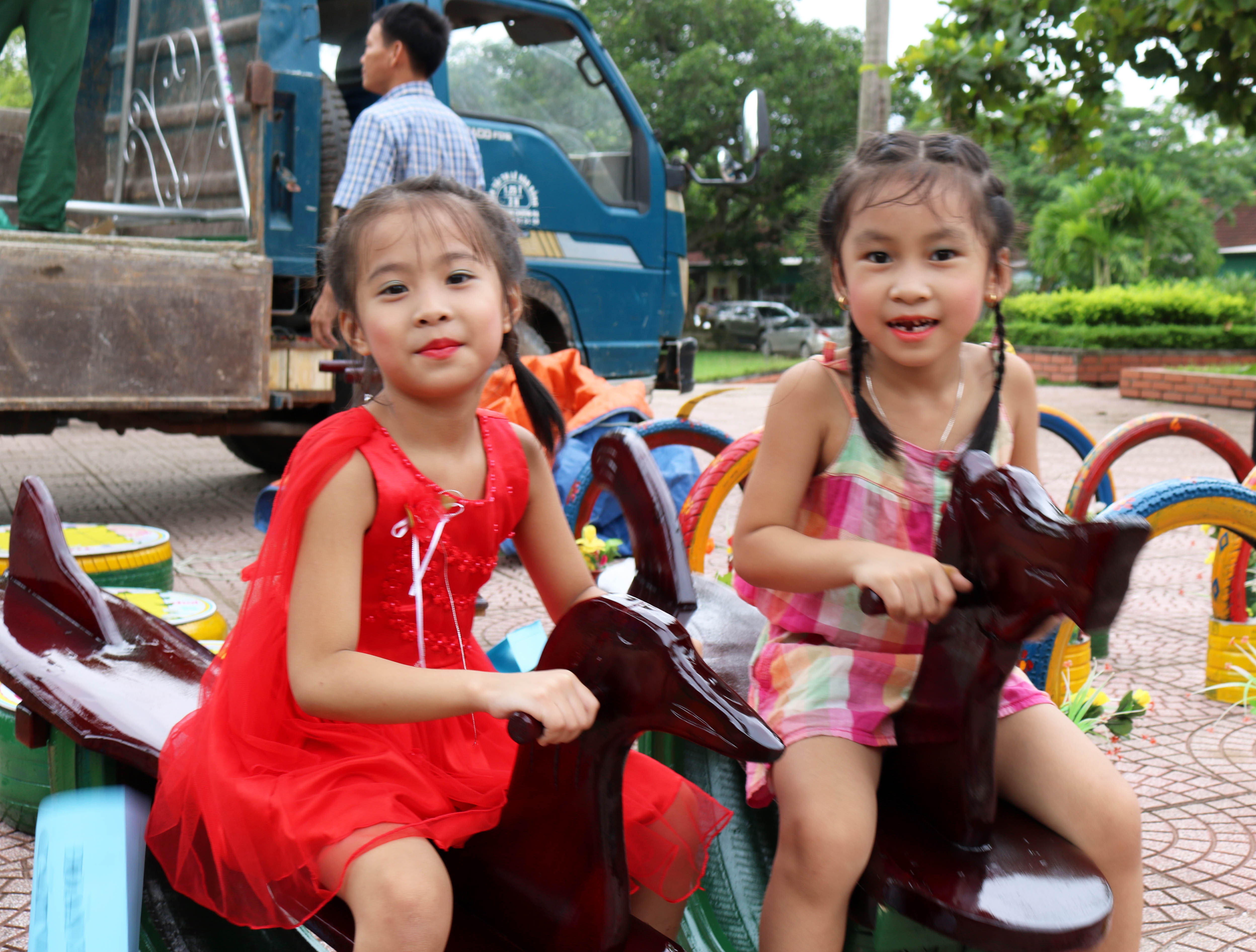 Các em nhỏ thích thú những sản phẩm thuộc nhóm trò chơi vận động được làm từ lốp xe hỏng và gỗ thừa. Ảnh: Huy Thư