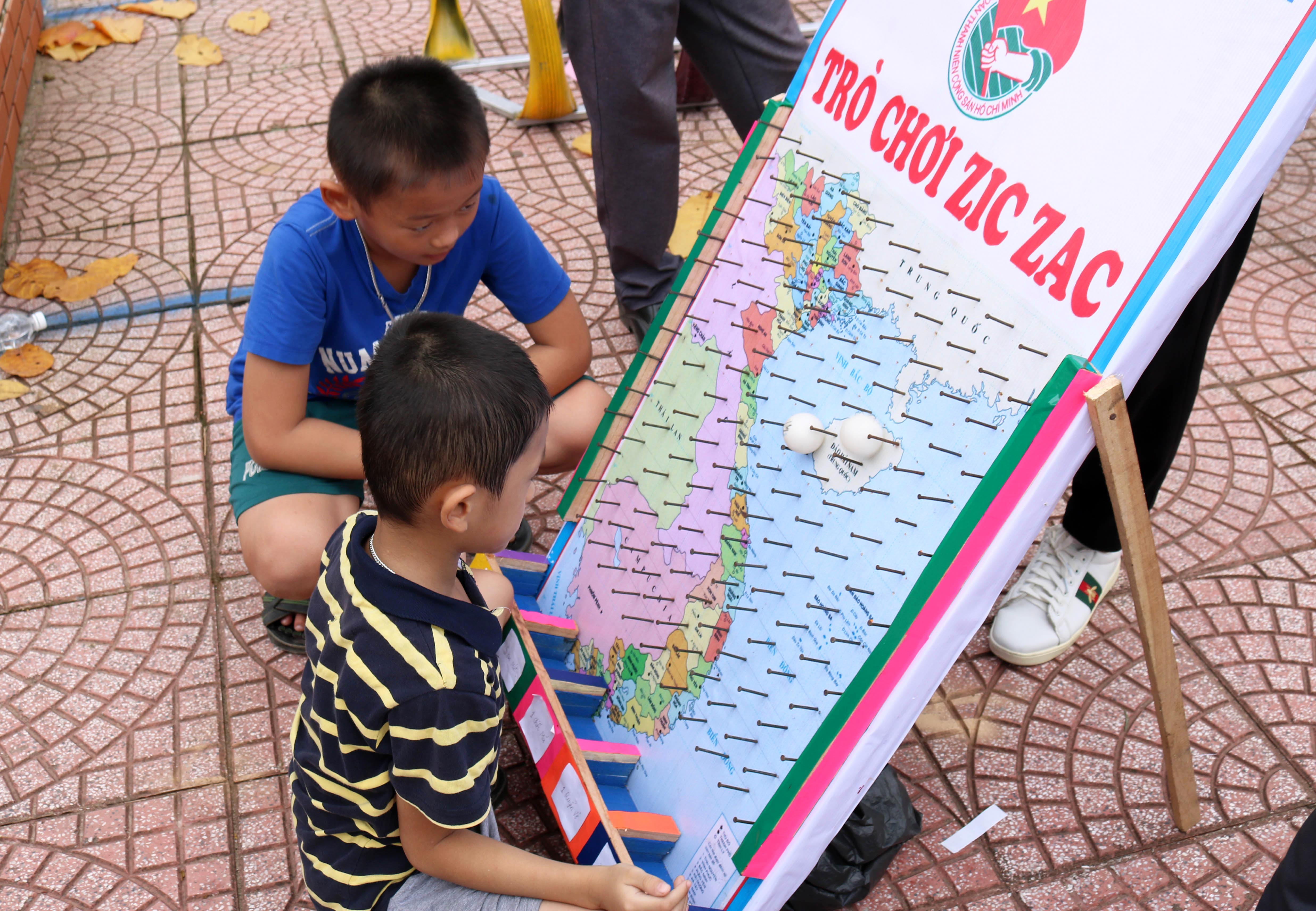 Trò chơi zích zắc trên bản đồ Việt Nam không chỉ giải trí mà còn giúp trẻ em có thêm những hiểu biết về đất nước,  biển đảo… Ảnh: Huy Thư