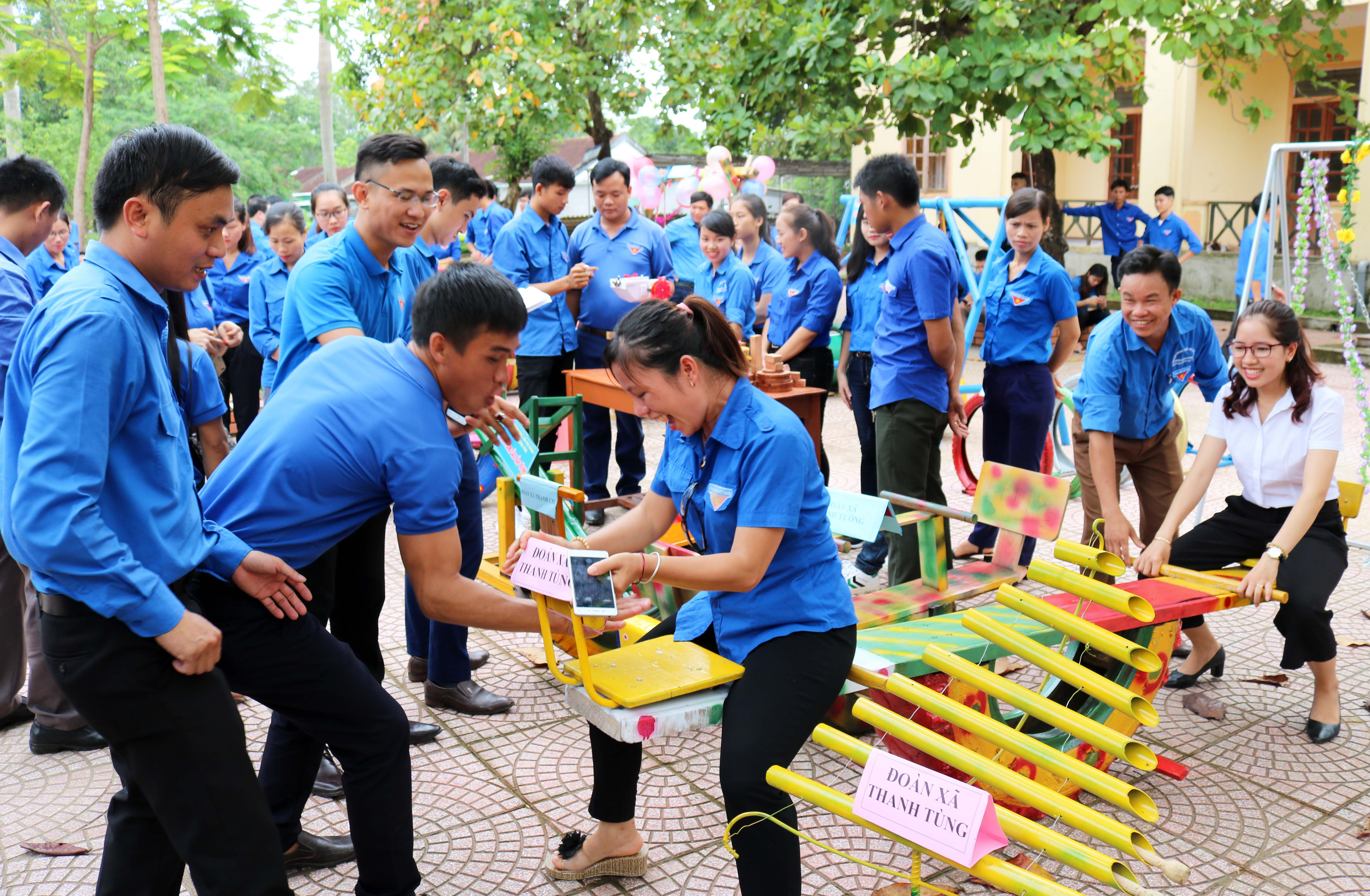 Trên sân trường THPT Nguyễn Cảnh Chân, cuộc thi sáng tạo đồ chơi dành cho thiếu nhi từ vật liệu tái chế diễn ra thật sôi động. Ảnh: Huy Thư