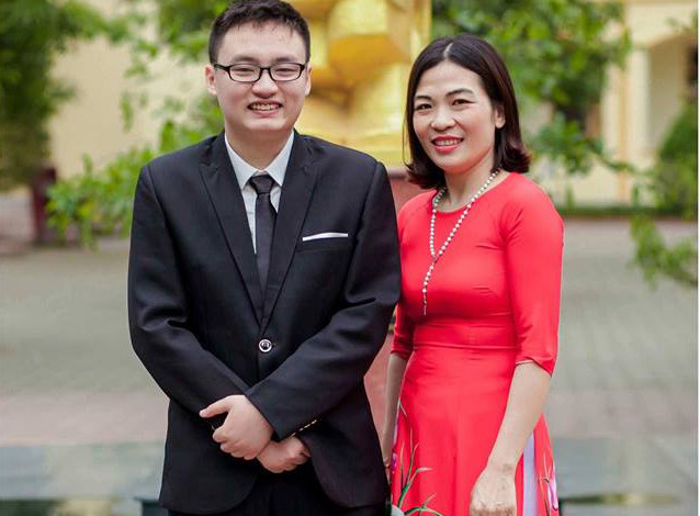 Em Phan Nhật Duật và cô giáo chủ nhiệm tại Trường THPT chuyên Phan Bội Châu.  ảnh - NVCC