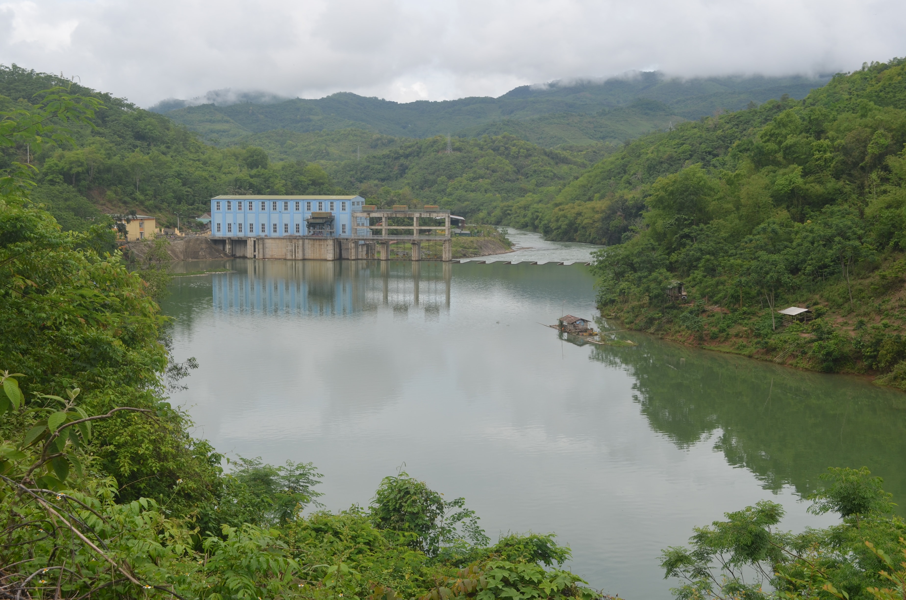 Bên dưới Thủy điện Bản Vẽ khoảng hơn 10km là Thủy điện Nâm Nơn. Khi Thủy điện Bản Vẽ vận hành xả lũ hồ chứa, đây sẽ là thủy điện chịu tác động đầu tiên. Ảnh: Nhật Lân.