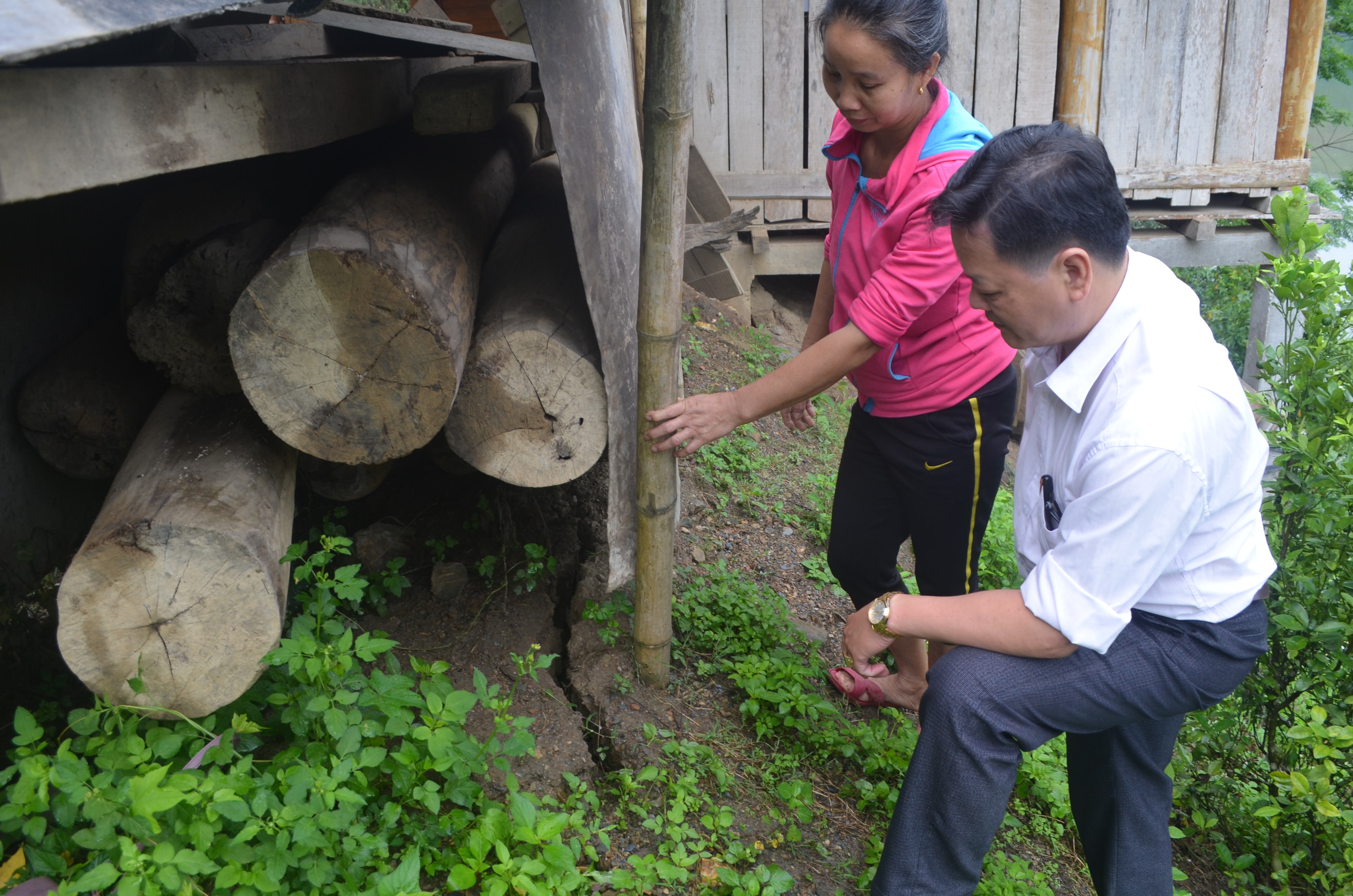 Những hiện tượng đất nứt lở, nhà dân bị sụt lún  có nguyên nhân sâu xa từ thủy điên đã xẩy ra ở huyện Tương Dương, đến nay vẫn chưa khắc phục hoàn chỉnh. Trong ảnh là khu đất của một hộ dân ở Bản Lả, xã Lượng Minh bị nứt, sụt. Ảnh: Nhật Lân.