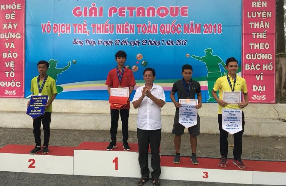 Ông Phạm Duy Tiến, Phó Giám đốc Sở Văn hóa, Thể dục và Du lịch tỉnh Đồng Tháp đại diện Ban tổ chức trao giải cho các vận động viên đạt thành tích xuất sắc.