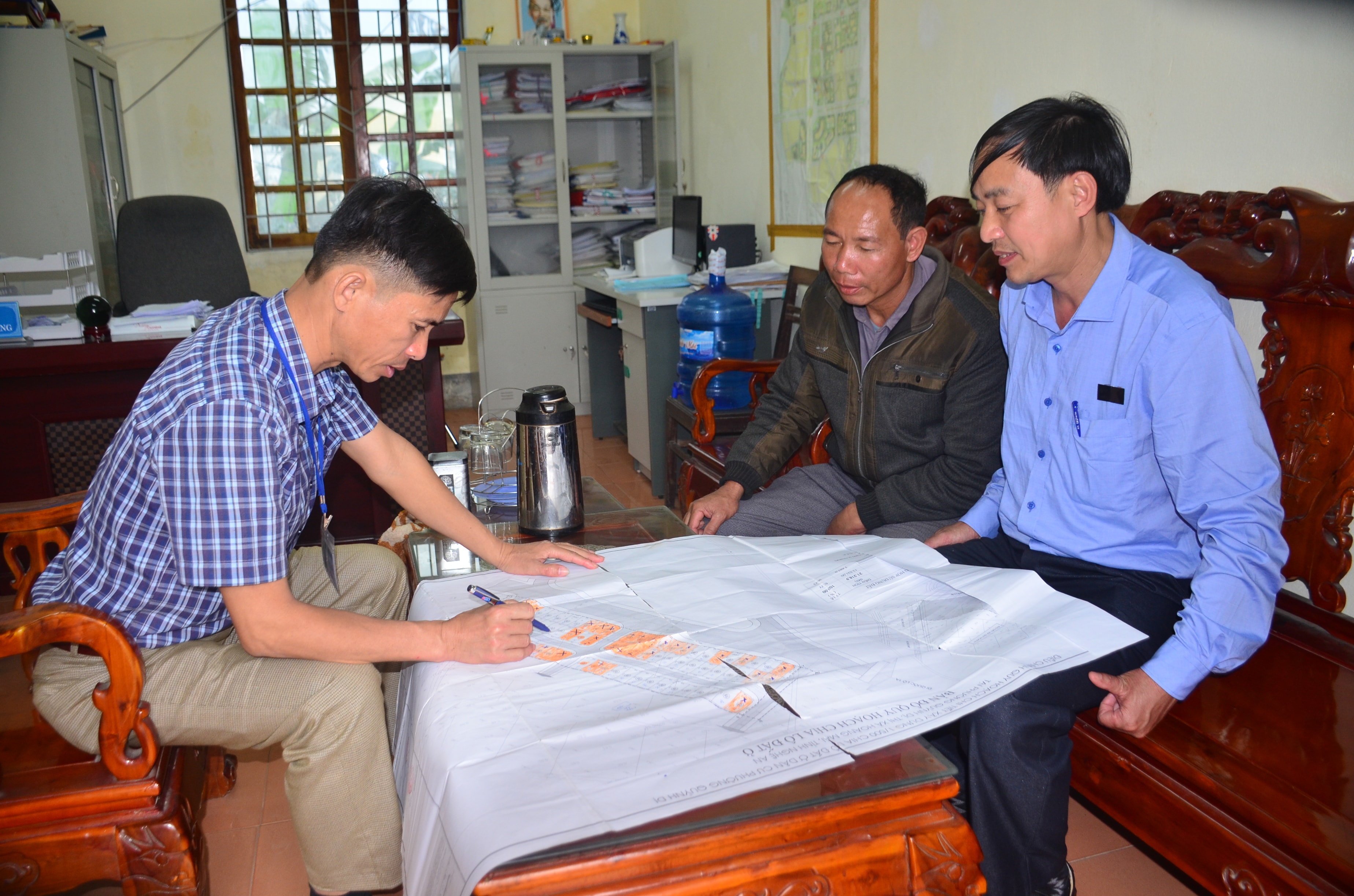 Cán bộ phường Quỳnh Dị, thị xã Hoàng Mai trao đổi về công tác quy hoạch với người dân. Ảnh: Thành Duy