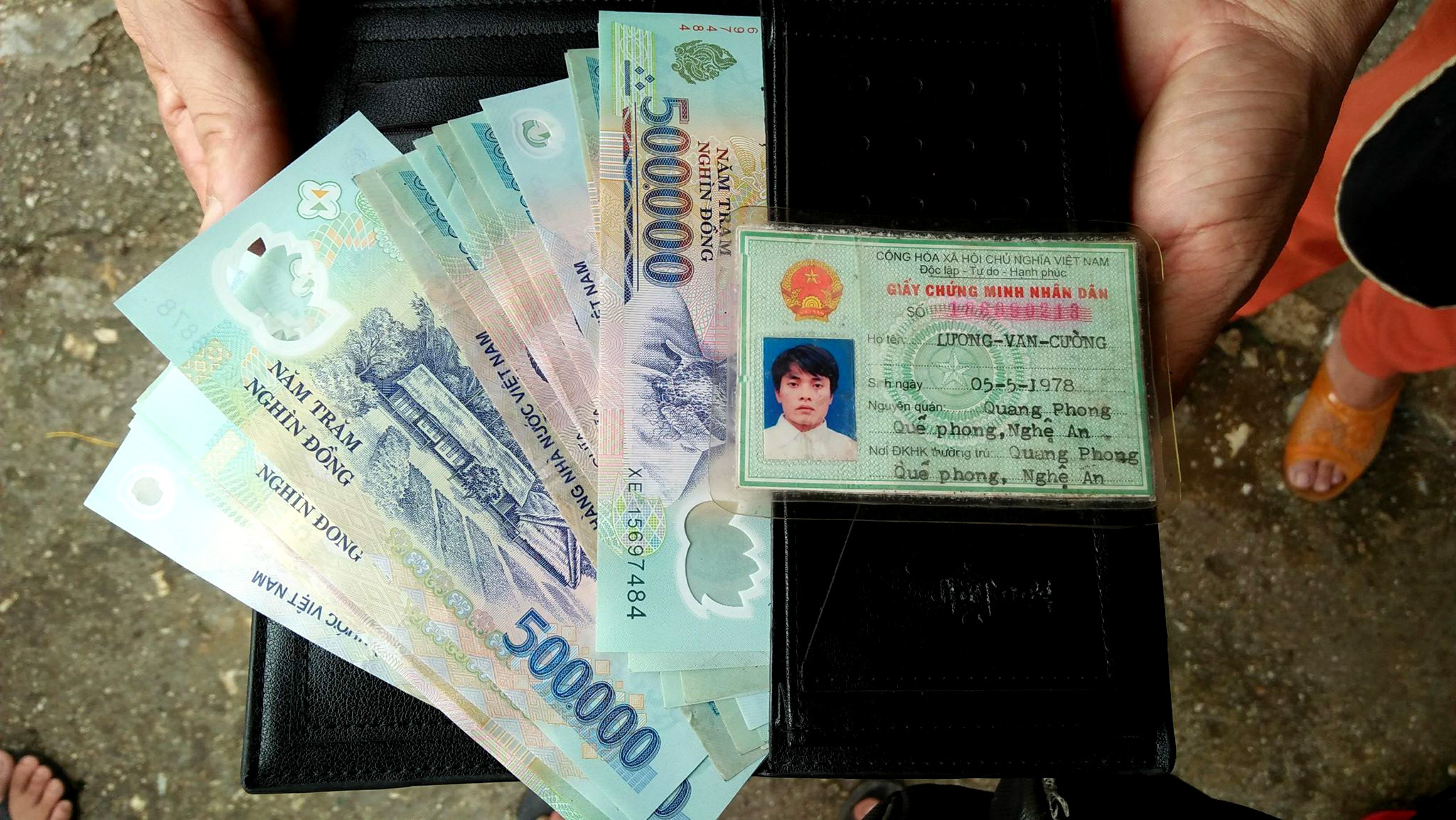 Chiếc ví màu đen, toàn bộ giấy tờ và hơn 12 triệu đồng của anh Lương Văn Cường bị rơi. Ảnh: Hùng Cường