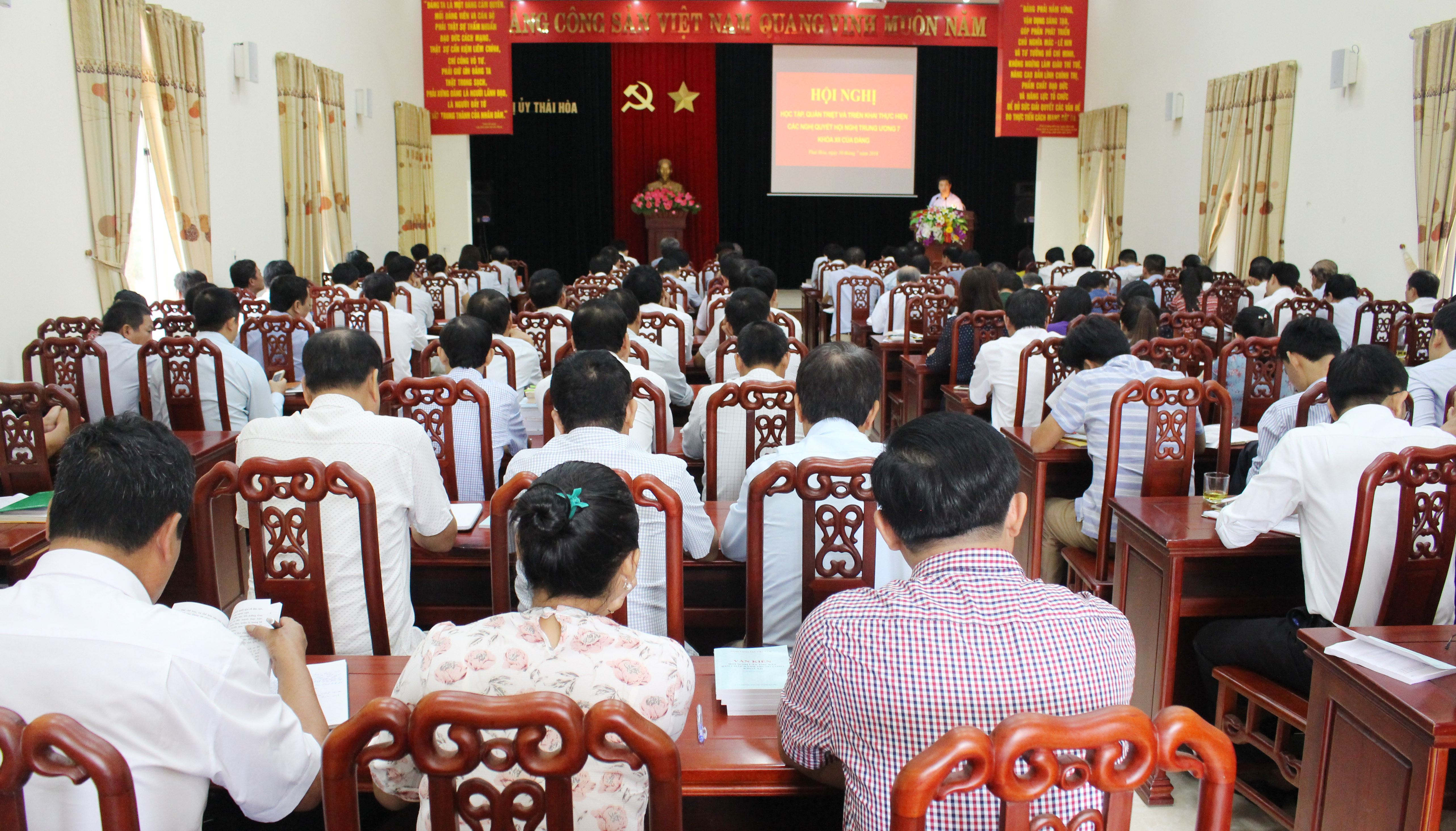 Có 200 cán bộ, đảng viên thuộc Đảng bộ thị xã Thái Hòa tham gia quán triệt Nghị quyết Trung ương 7. Ảnh: 