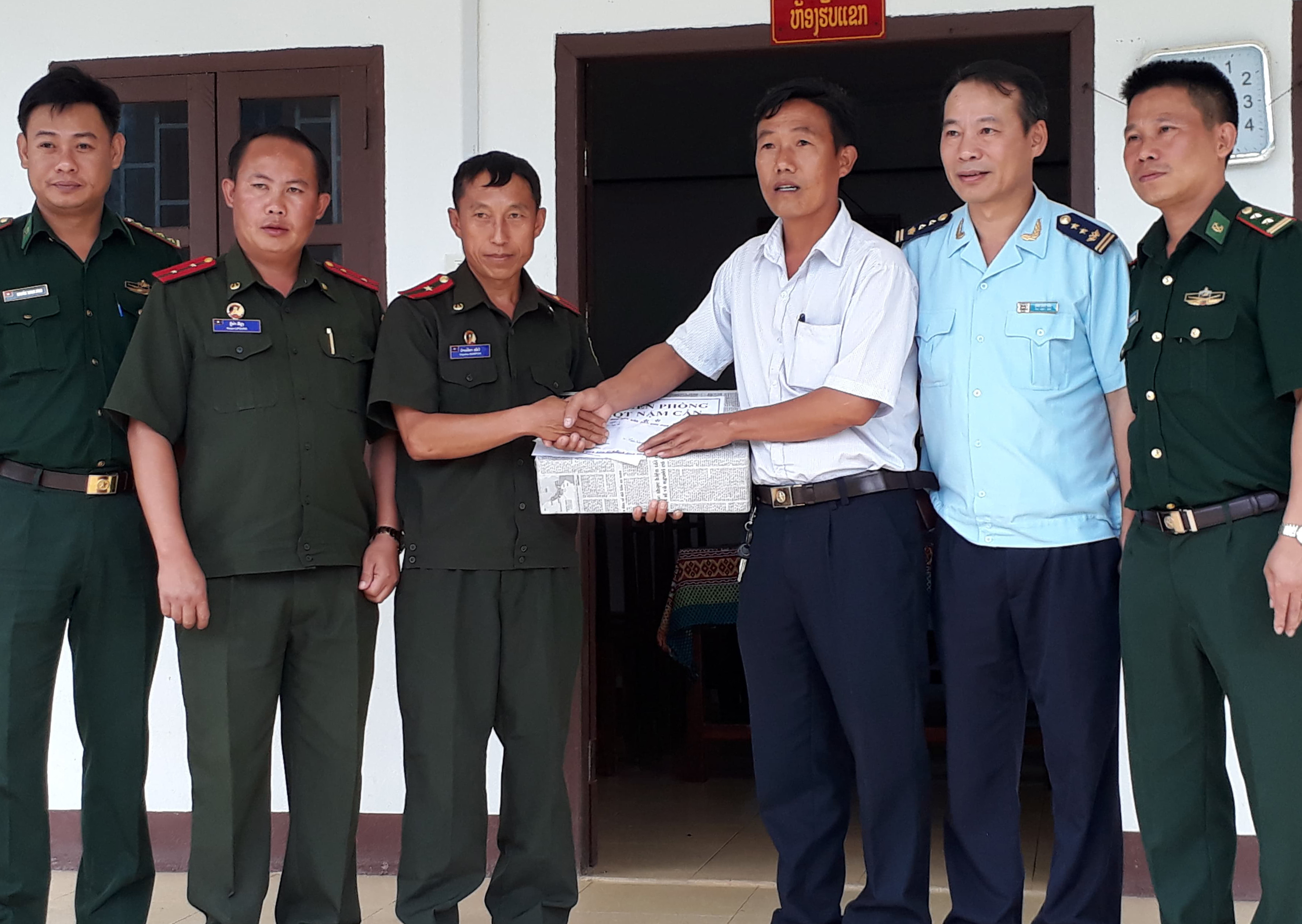 Xã Nậm Cắn (huyện Kỳ Sơn, Nghệ An) tặng quà Đại đội BP 221. Ảnh: Hải Thượng