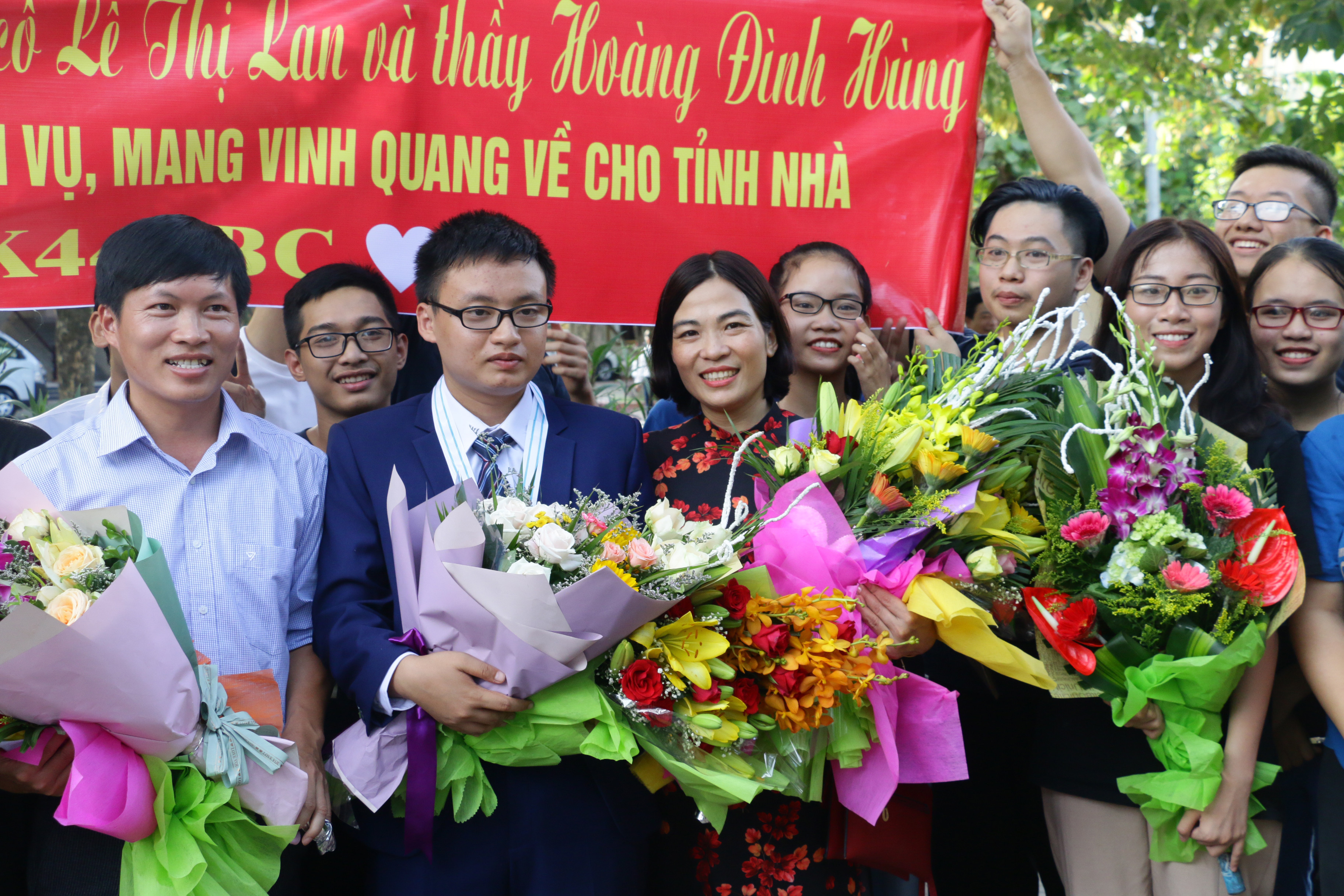 Học sinh Trường THPT chuyên Phan Bội Châu chào đón đoàn học sinh và giáo viên trở về từ Cộng hòa Séc. Ảnh: Mỹ Hà