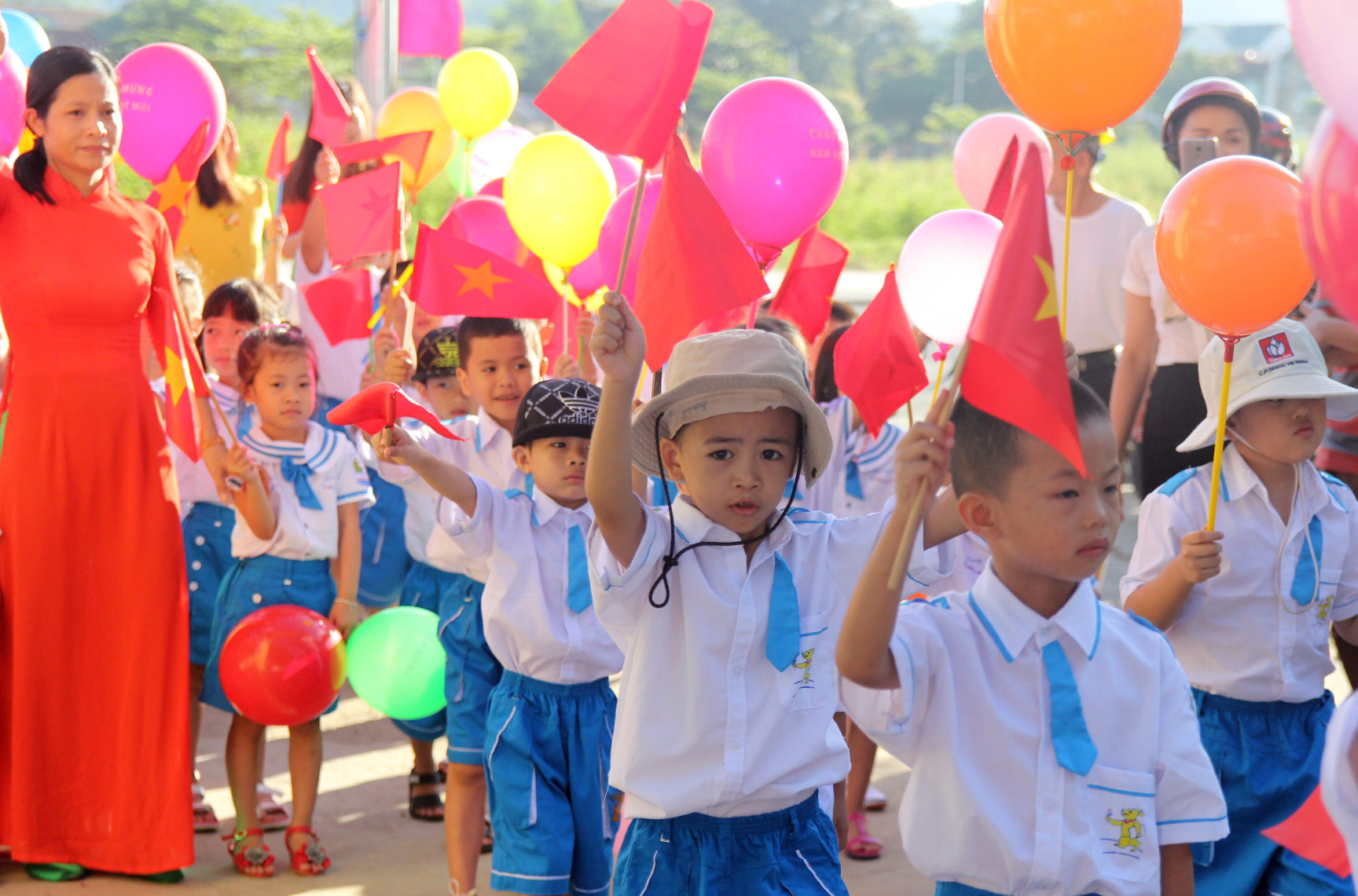 Học sinh Trường Tiểu học thị trấn Con Cuông trong ngày khai giảng năm học mới. Ảnh: Mỹ Hà