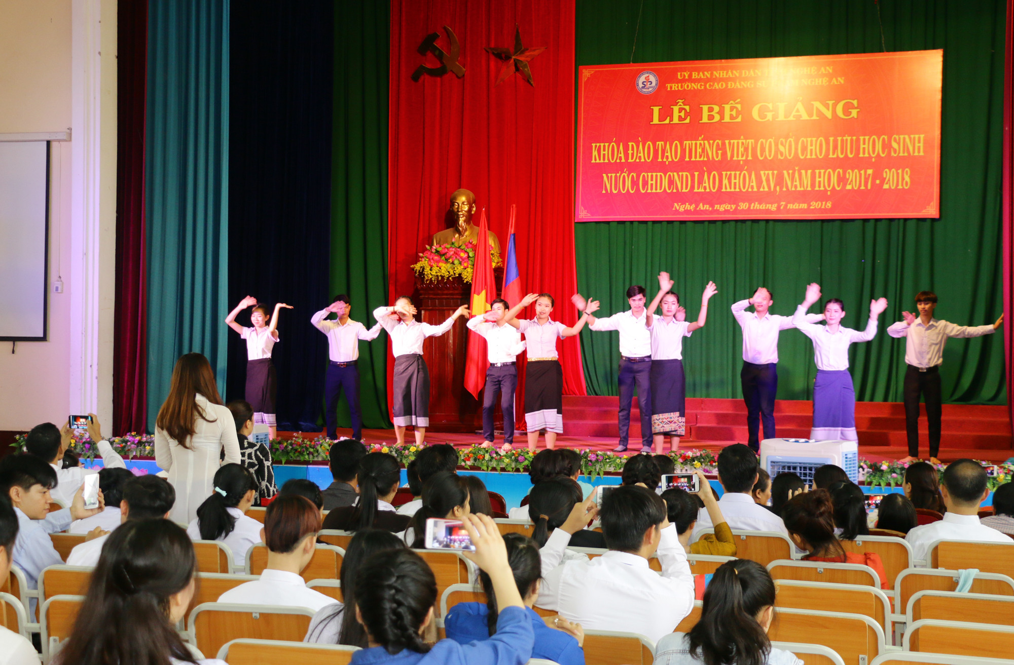 Chương trình văn nghệ của các lưu học sinh Lào tại buổi lễ bế giảng. Ảnh: Mỹ Hà