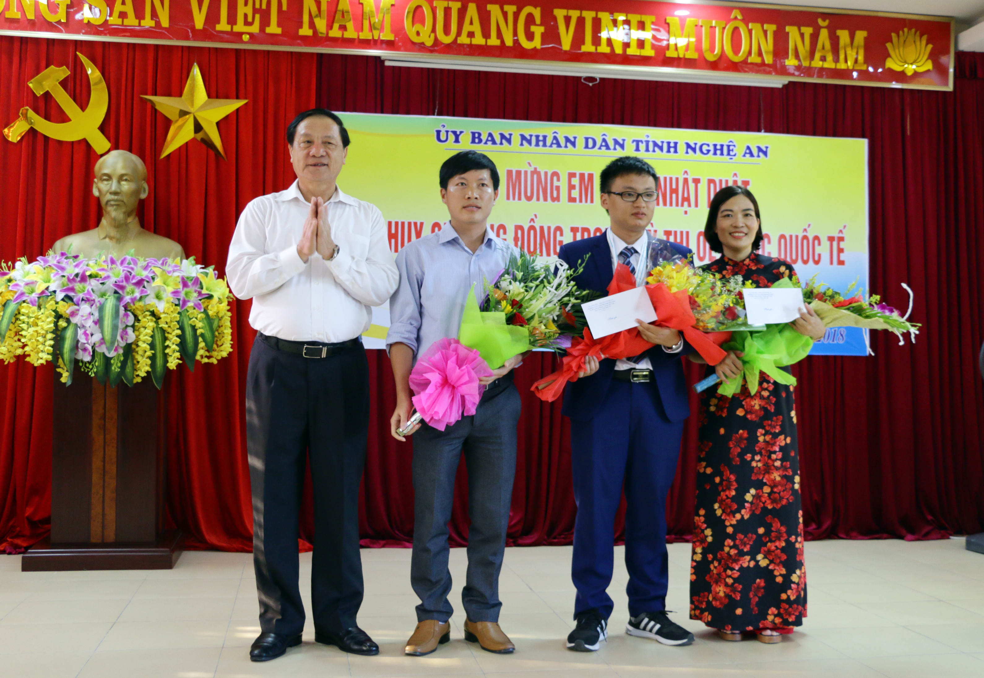 Đồng chí Lê Minh Thông trao quà của UBND tỉnh cho học sinh Phan Nhật Duật và các giáo viên bồi dưỡng. Ảnh: Mỹ Hà