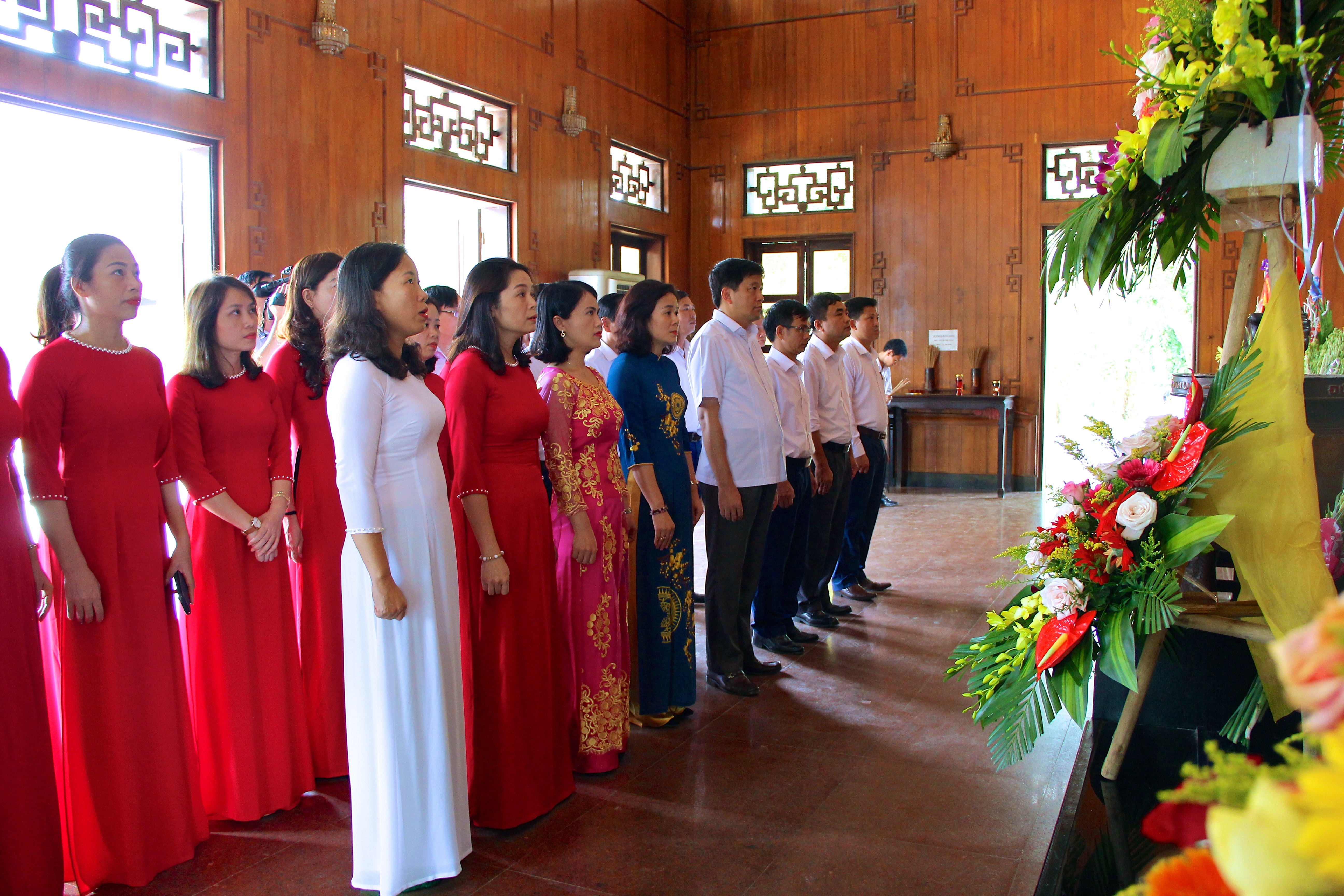 Ban Tuyên giáo Tỉnh ủy thành kính tưởng niệm Chủ tịch Hồ Chí Minh. Ảnh: Mỹ Nga 