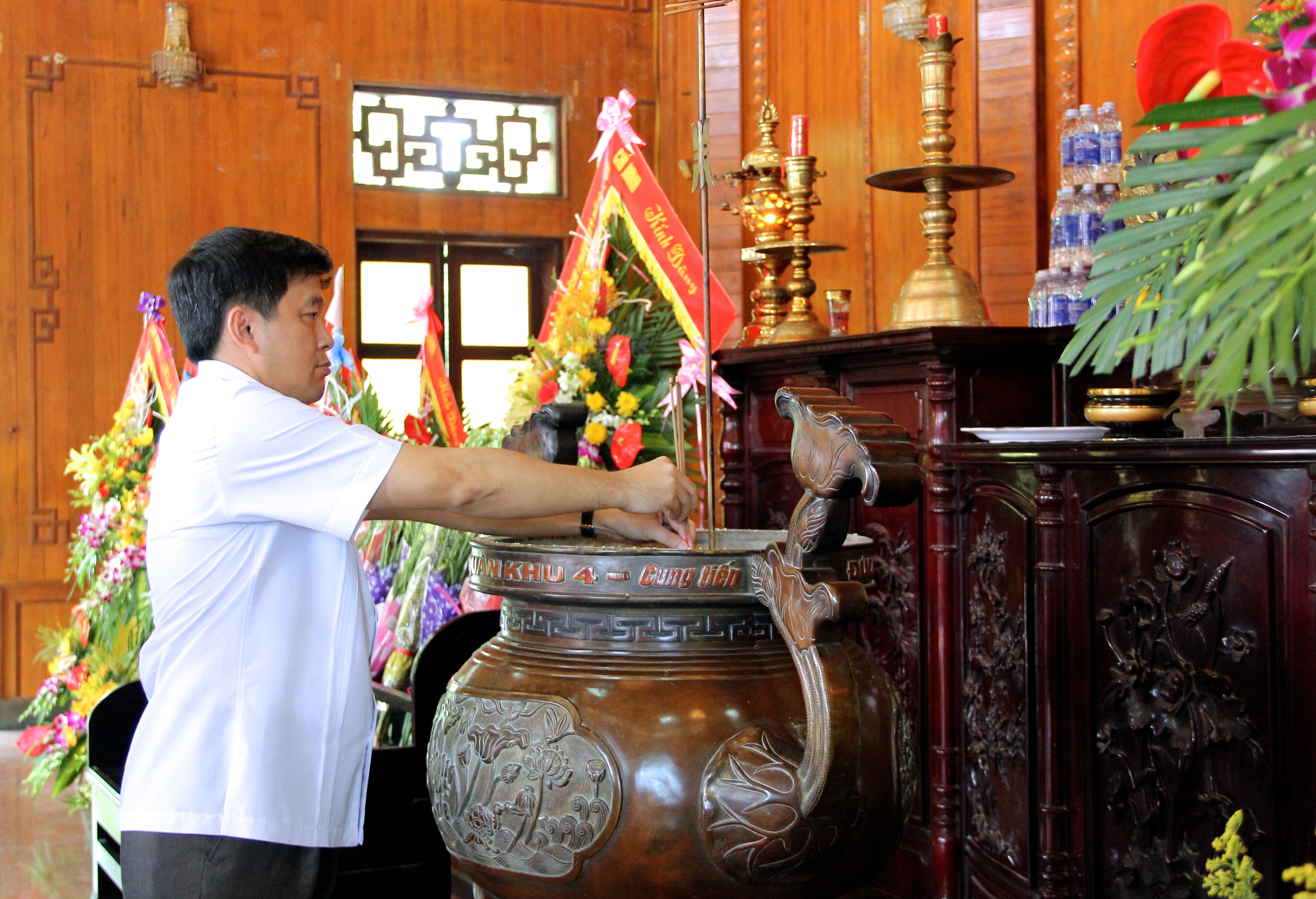 Đồng chí Kha Văn Tám - Phó Trưởng ban thường trực Ban Tuyên giáo Tỉnh ủy dâng hương lên anh linh Chủ tịch Hồ Chí Minh. Ảnh: Mỹ Nga 