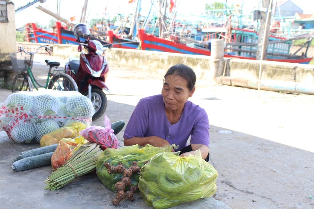  Những tàu vươn khơi trong nay mai đã được người thân chuẩn bị lương thực, rau màu đầy đủ. Bà Hồ Thị Hương ở xã Tiến Thủy cho biết: 