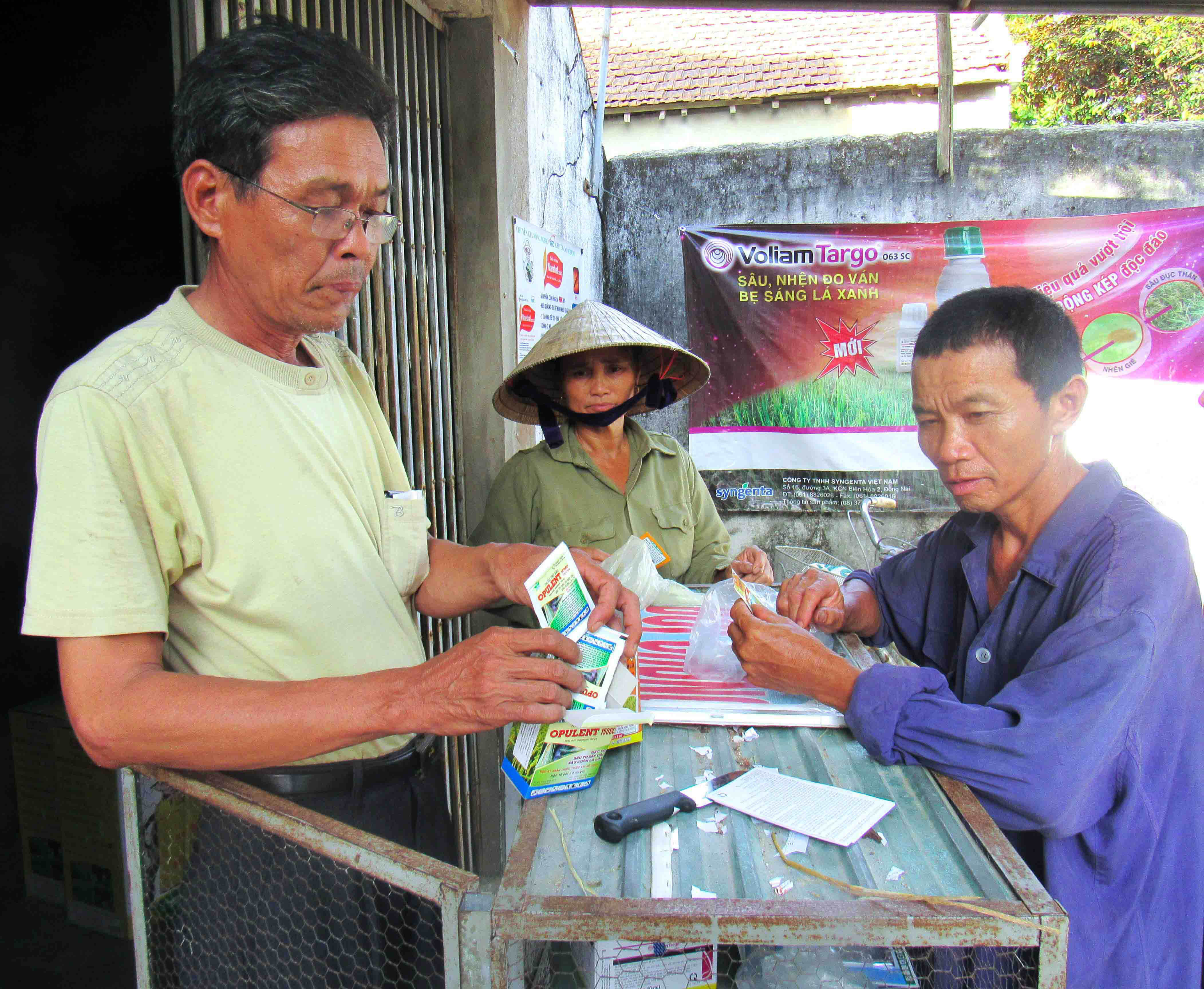 Người dân mua thuốc BVTV tại huyện Nam Đàn. Ảnh: Quang An