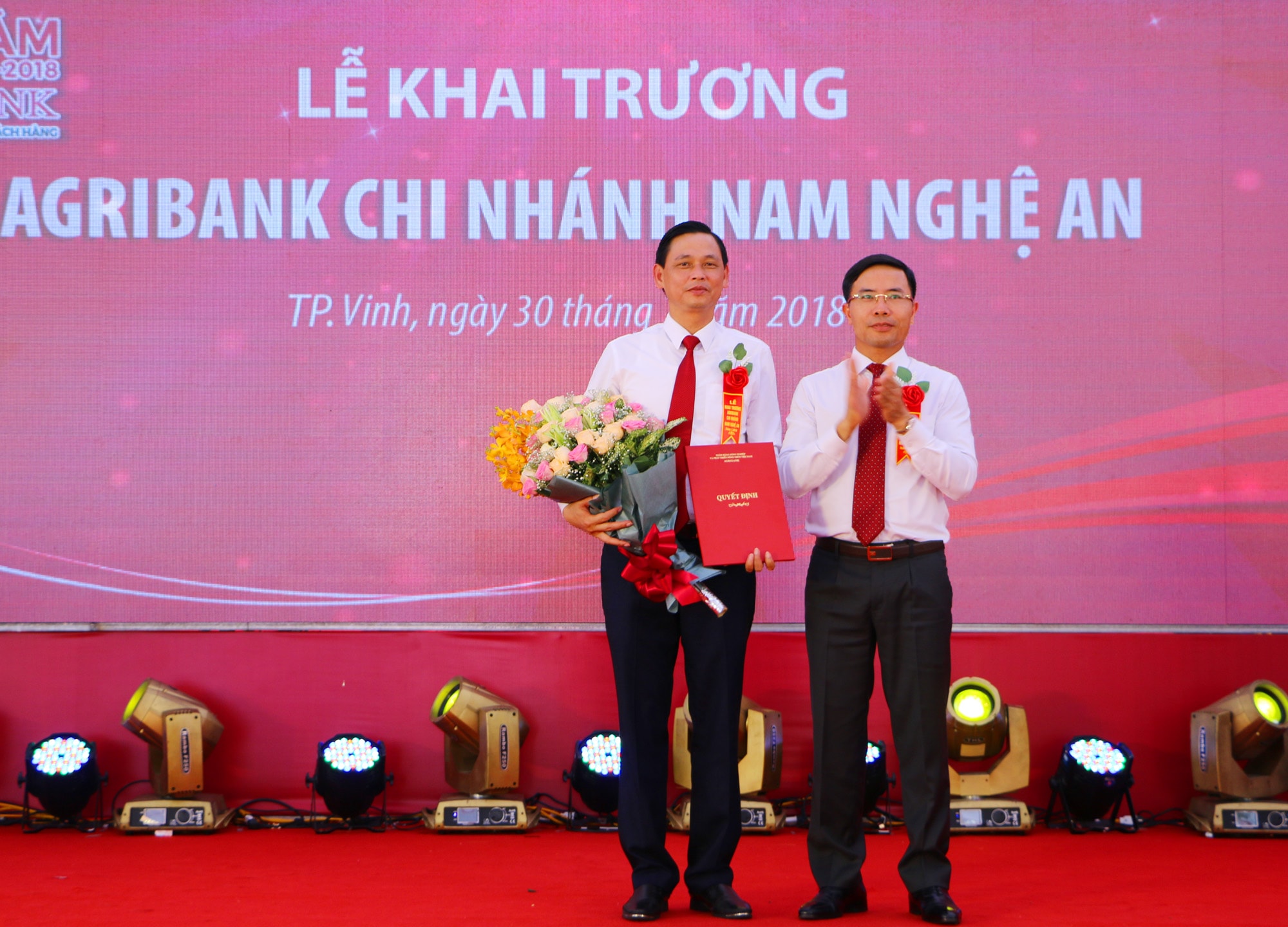 Trao Quyết định bổ nhiệm của Hội đồng thành viên Agribank cho Phó giám đốc Phụ trách Agribank Nam Nghệ An. Ảnh: Nguyễn Hải