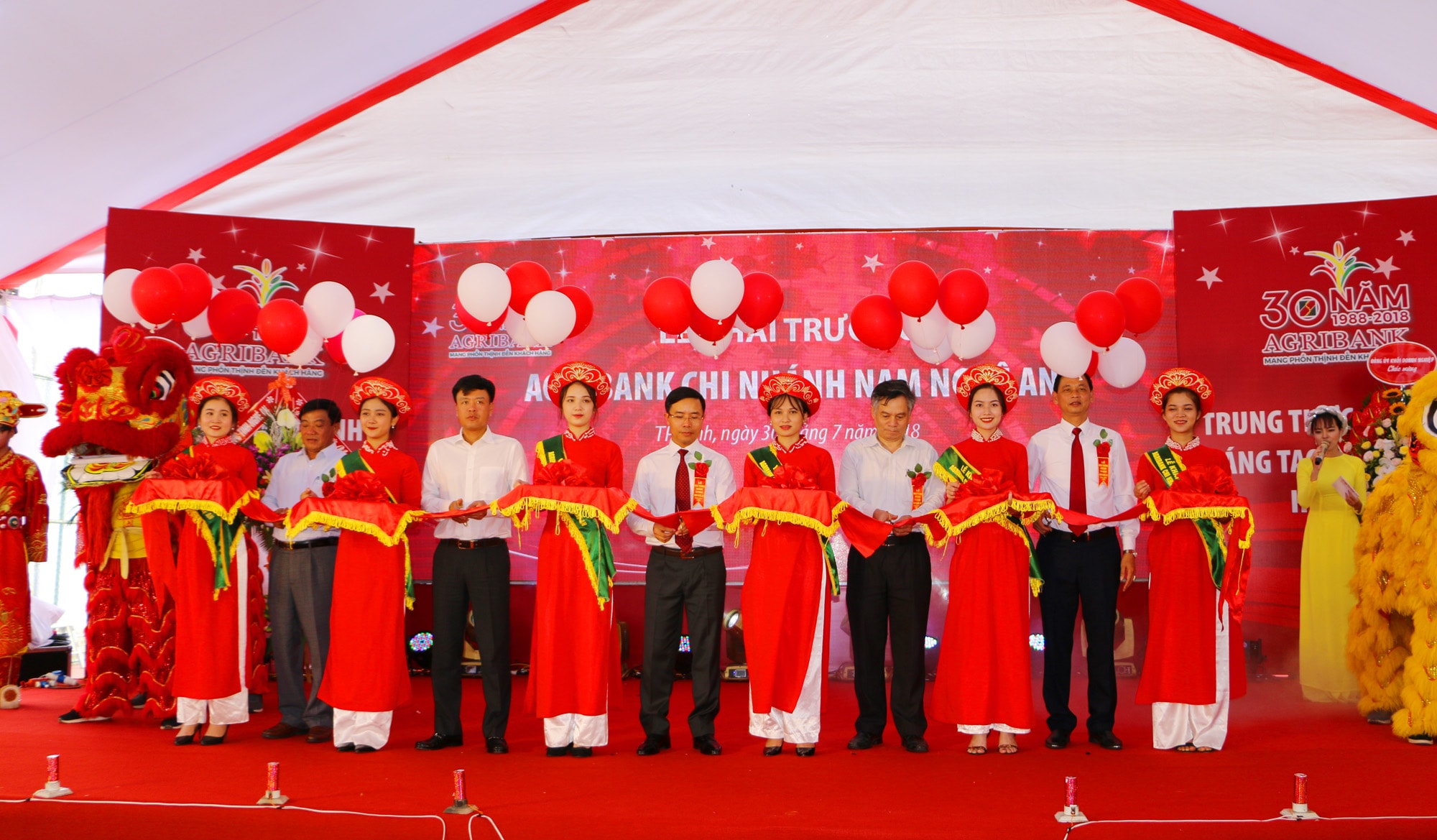 Các đại biểu cắt băng khánh thành Chi nhánh Agribank Nam Nghệ An. Ảnh: Nguyễn Hải