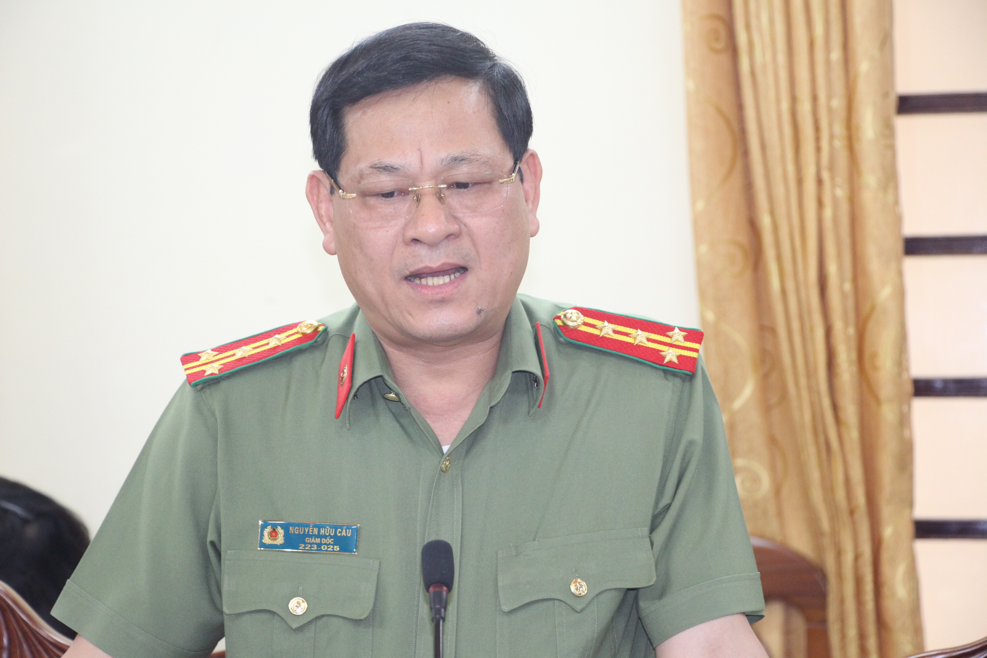 Đại tá Nguyễn Hữu Cầu - Giám đốc Công an tỉnh đã báo động một số vấn đề liên quan đến an ninh trường học. Ảnh: Đào Tuấn