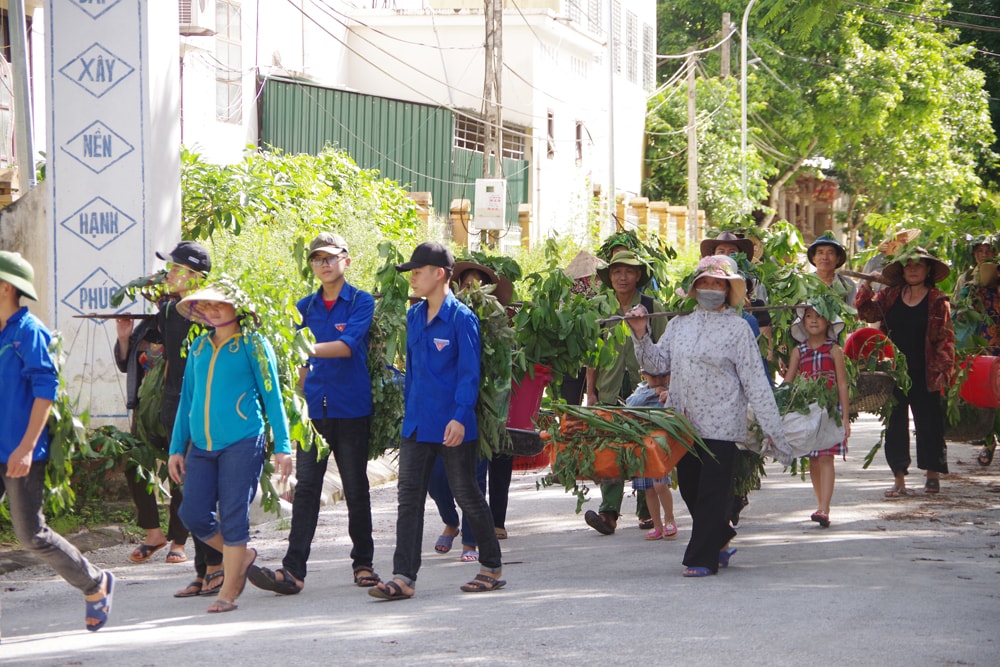 Nhân dân ngụy trang trên đường di tản. Ảnh: Hoàng Anh