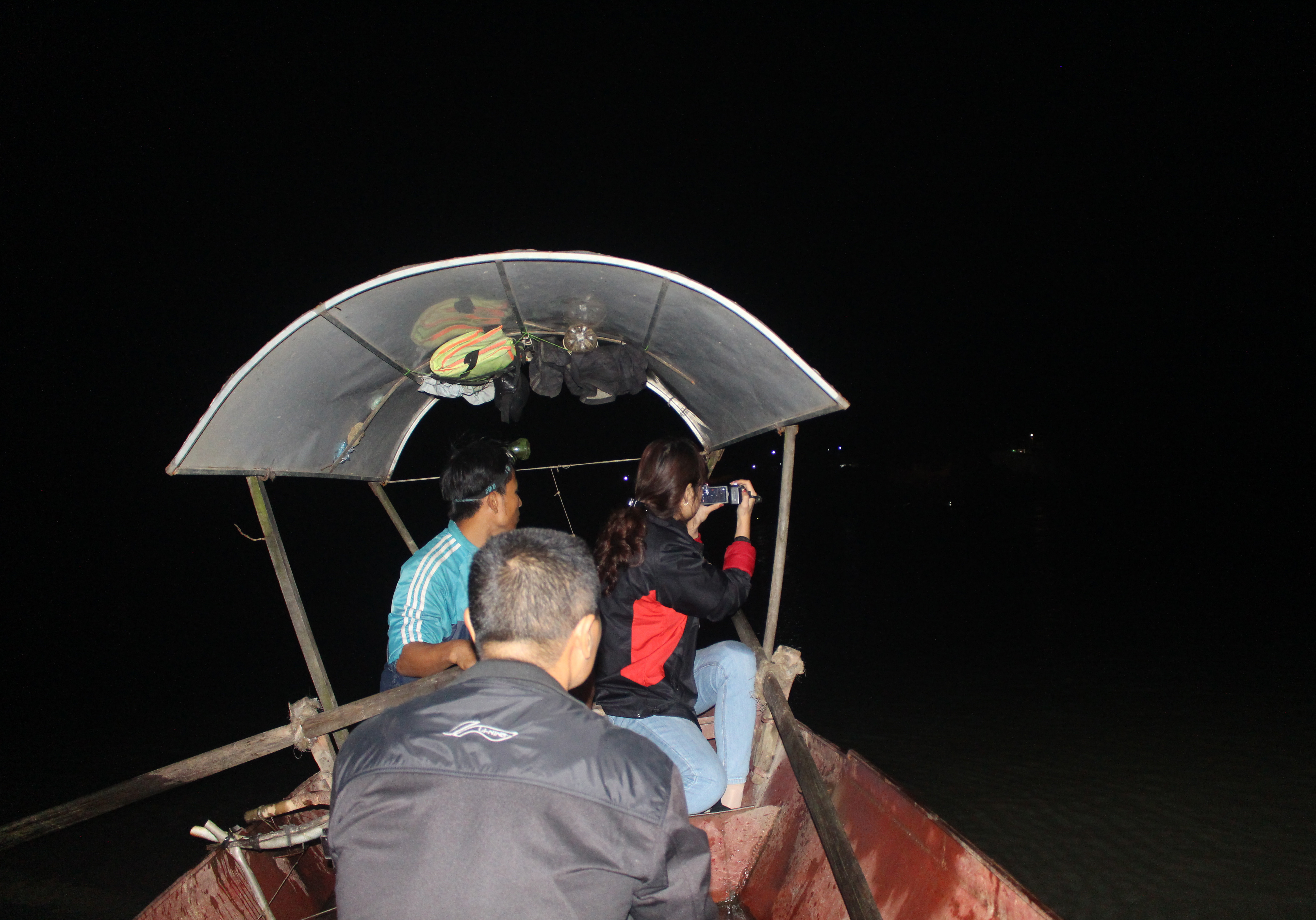 Một chuyến xuyên đêm trên sông Lam của PV Báo Nghệ An để nắm bắt vụ việc dân báo 