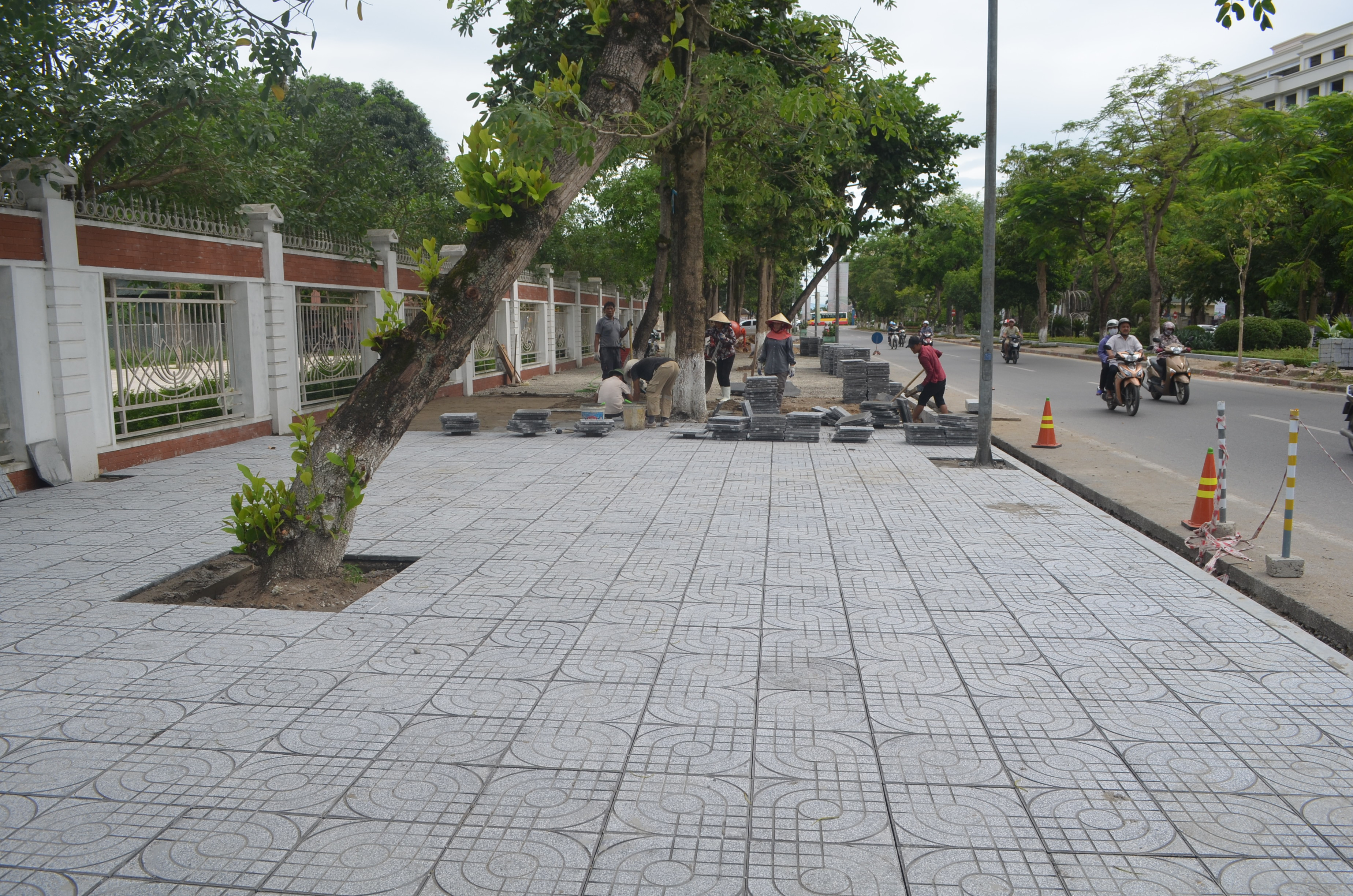 Cũng với việc cải tạo vỉa hè, dịp này thành phố Vinh cũng thực hiện thay thế gạch lát của một số tuyến phố bằng gạch tezzarro, đảm bảo độ bền và đạt được tính thẩm mỹ. Ảnh Nhật Lân.