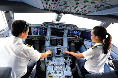 Một số phi công Vietnam Airlines đã nghỉ việc vì không đồng tình chính sách trả lương và phản đối quy định nghỉ việc phải báo trước 120 ngày. Ảnh  minh họa: Xuân Hoa. 
