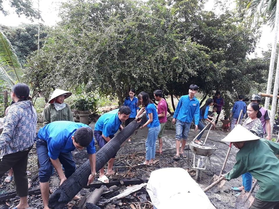 Chính quyền địa phương và các ban ngành đoàn thể cùng người dân có mặt kịp thời giúp gia đình khắc phục sau đám cháy. Ảnh: Nhật Anh