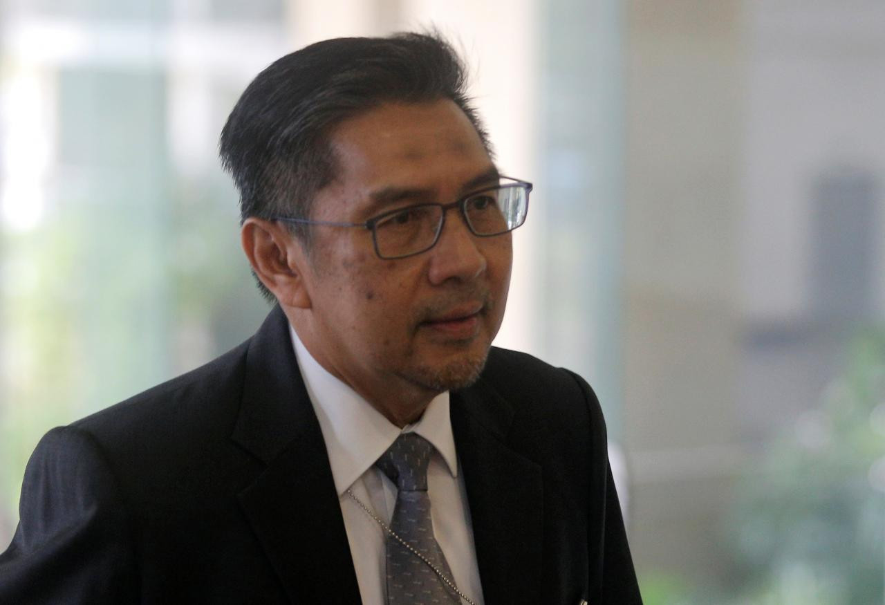 Ông Azharuddin Abdul Rahman tới cuộc họp về MH370 tổ chức tại Malaysia hôm 30/7. Ảnh: Reuters