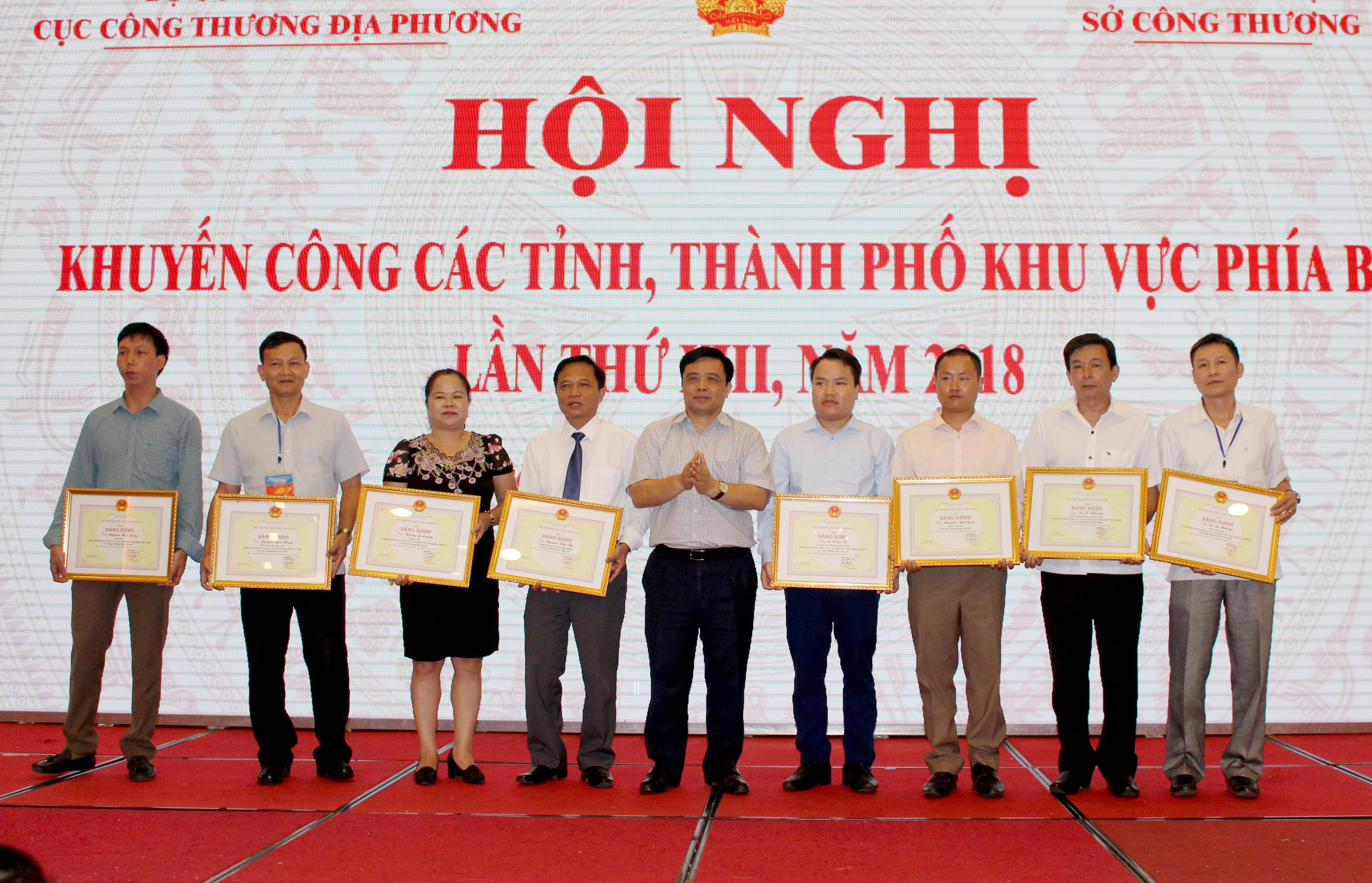 Đồng chí Huỳnh Thanh Điền trao tặng bằng khen của Bộ Công thương cho các cá nhân xuất sắc,ảnh Đinh Nguyệt