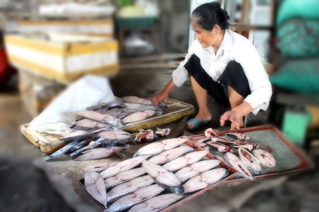 Quỳnh Lưu hiện có khoảng gần 50 hộ làm nghề nướng cá, với hơn 100 lao động tập trung ở các xã Quỳnh Nghĩa, Tiến Thủy, Quỳnh Thọ, Sơn Hải... Từ nghề nướng cá, mỗi ngày người dân làng biển thu nhập khoảng 2 - 3 triệu đồng/hộ, trong đó công nhân làm thuê được trả 100.000 - 180.000 đồng/người/ngày. Ảnh: Việt Hùng