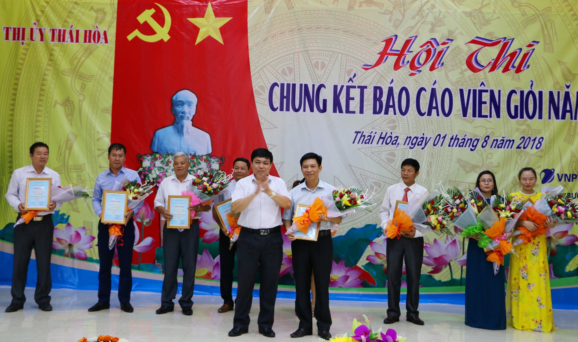 Đồng chí Phạm Quang Toản - Phó Bí thư Thường trực Thị ủy, Chủ tịch HĐND Thị xã Thái Hòa trao giải nhất cho báo cáo viên phường Hòa Hiếu. Ảnh: Nguyễn Hải