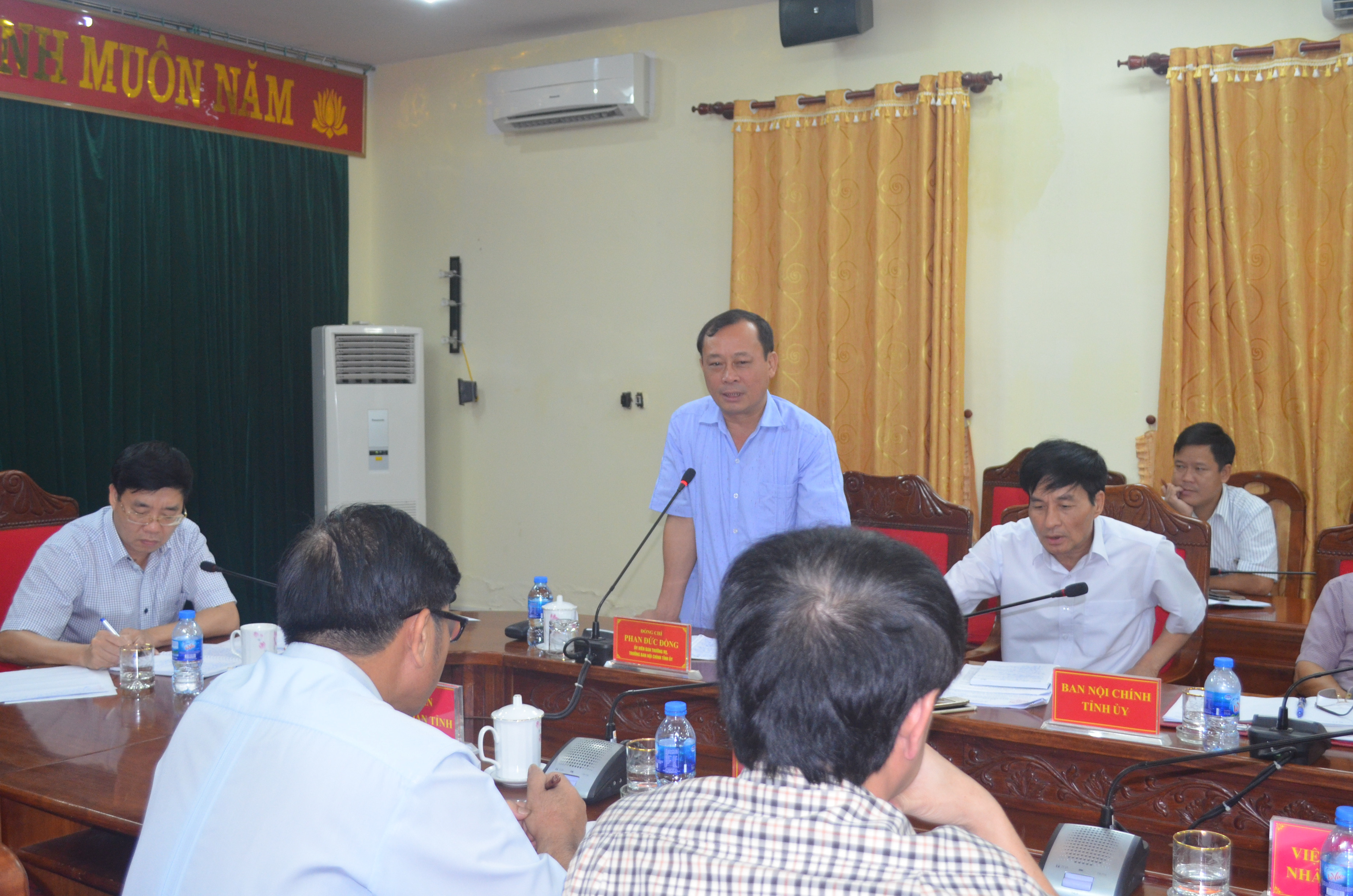 Trưởng ban Nội chính Tỉnh ủy Phan Đức Đồng chỉ ra những nguyên nhân cơ bản dẫn đến những vi phạm pháp luật trong khai thác, kinh doanh cát sỏi chậm được xử lý triệt để. Ảnh: Nhật Lân.