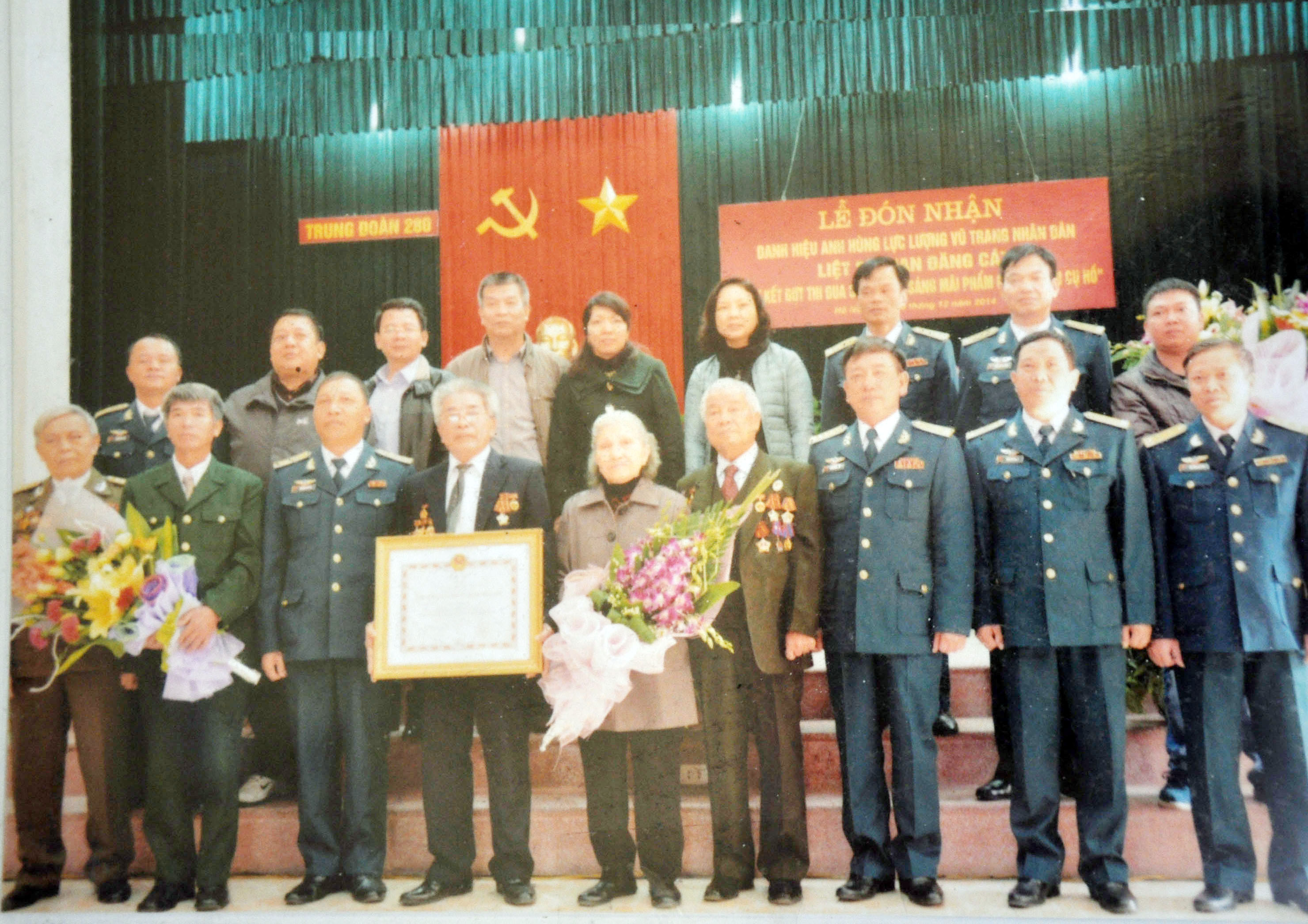 Niềm tự hào của gia đình và đồng đội trong ngày truy tặng danh hiệu Anh hùng LLVT nhân dân cho liệt sỹ Phan Đăng Cát (2014). Ảnh GĐCC