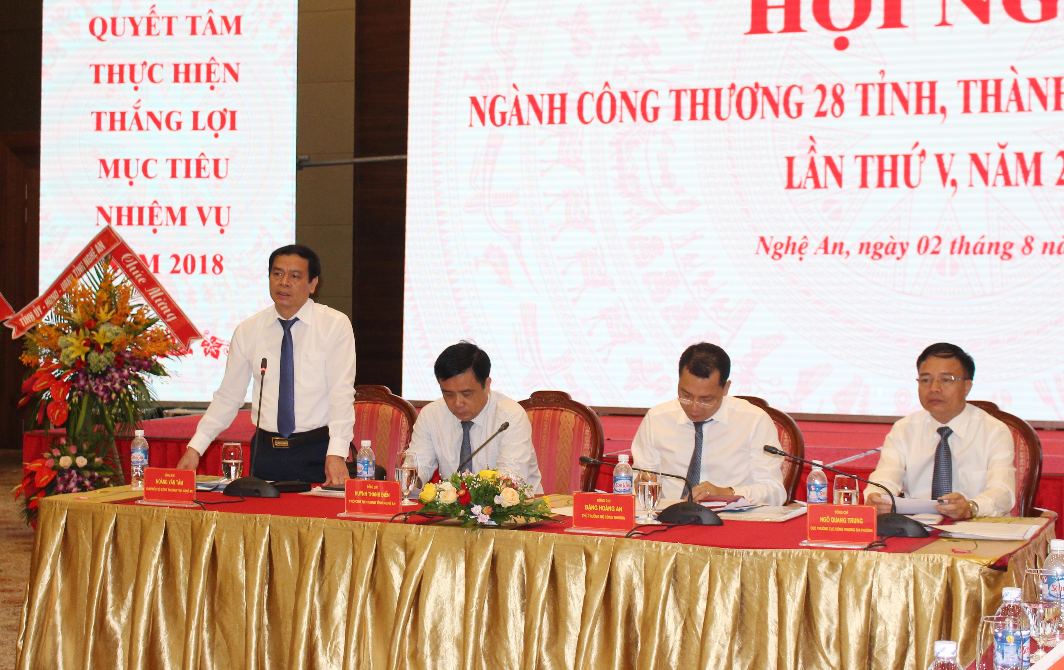 Các đồng chí chủ trì hội nghị. Ảnh: Đinh Nguyệt
