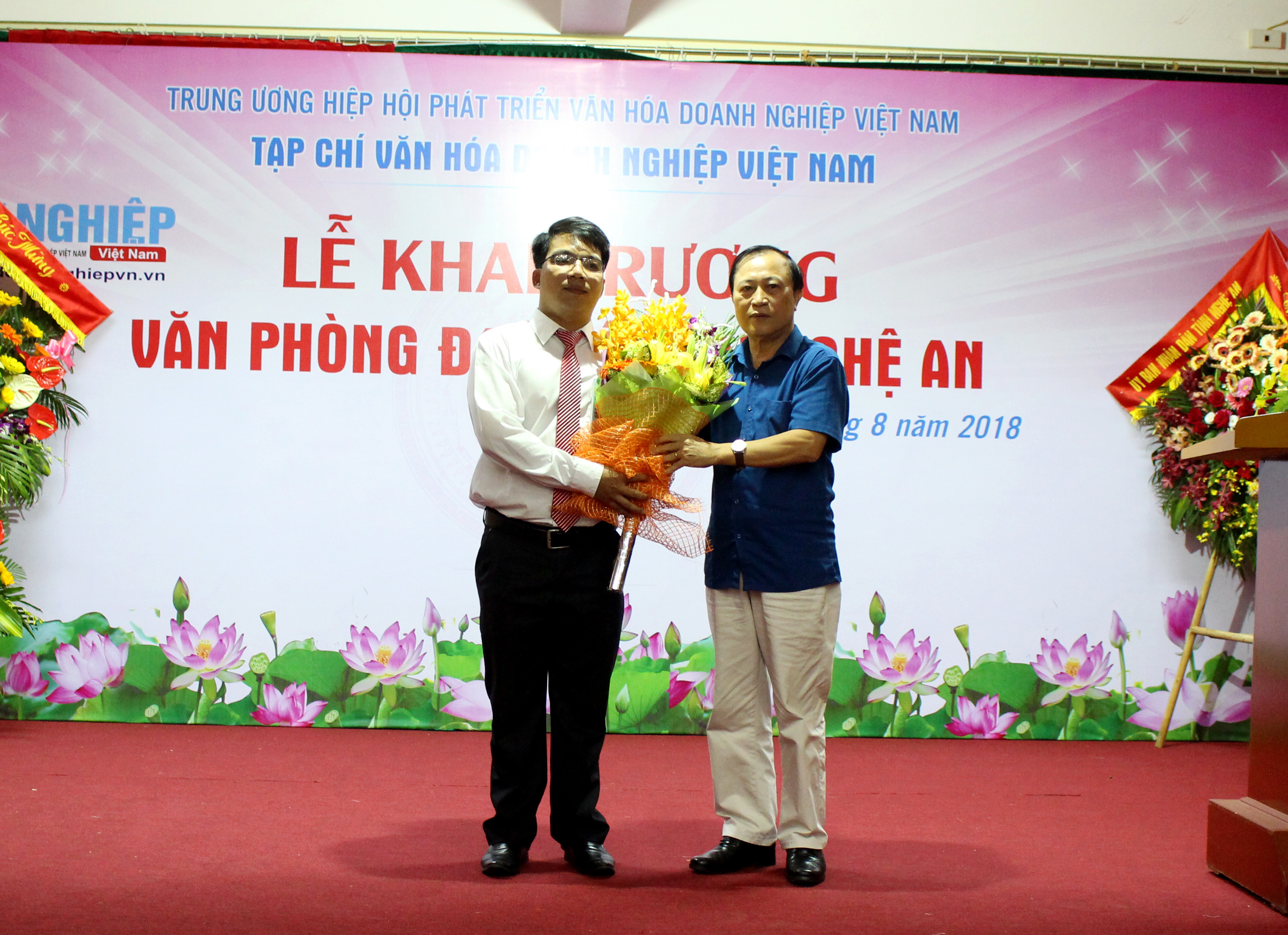 Trao quyết định bổ nhiệm trưởng Văn phòng đại diện Tạp chí Văn hóa doanh nghiệp Việt Nam tại Nghệ An. Ảnh: Nguyệt Minh