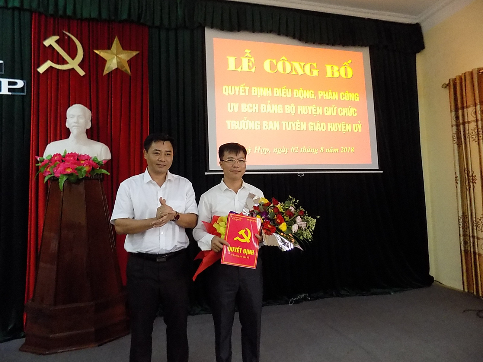 Đồng chí Hồ Lê Ngọc, TUV, Bí thư huyện ủy trao quyết định và tặng hoa cúc mừng tân bí thư Ban tuyên giáo Quỳ Hợp
