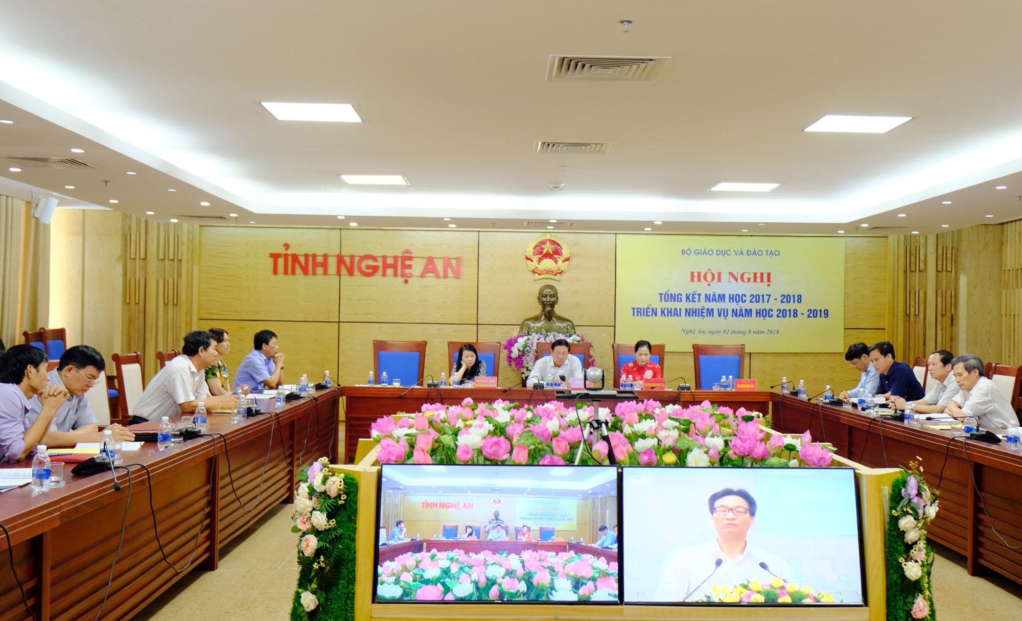 Các đại biểu ở đầu cầu Nghệ An. Ảnh: Mỹ Hà