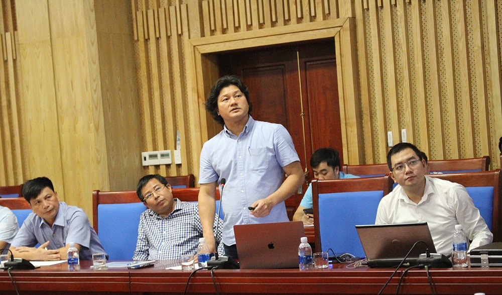 Đại diện Cảng Hàng không Vinh trình bày về dự án. Ảnh: Phú Hương