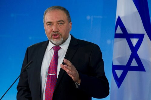 Bộ trưởng Lieberman trong một cuộc họp báo hồi tháng 4/2018. Ảnh: Jerusalem Post.